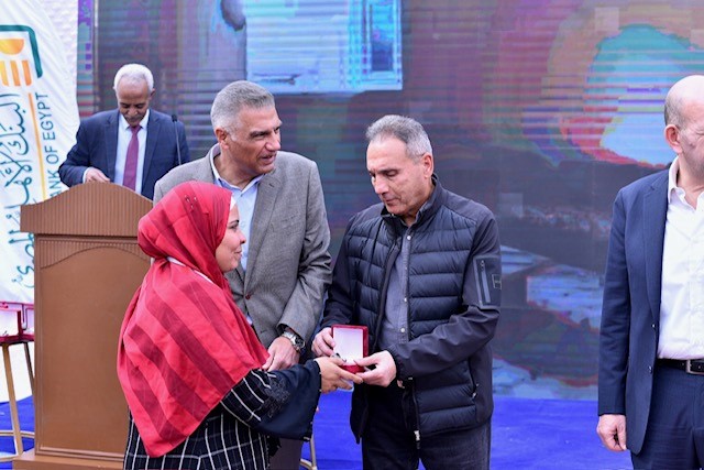 البنك الأهلي المصري يسلم عددا من البيوت والمشروعات الصغيرة للمستفيدين بمحافظة أسوان