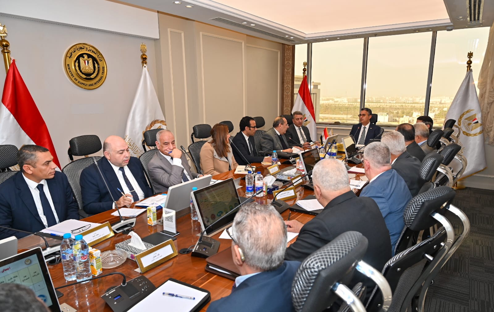 وزير التموين يجتمع برؤساء مجالس إدارات شركات الزيوت