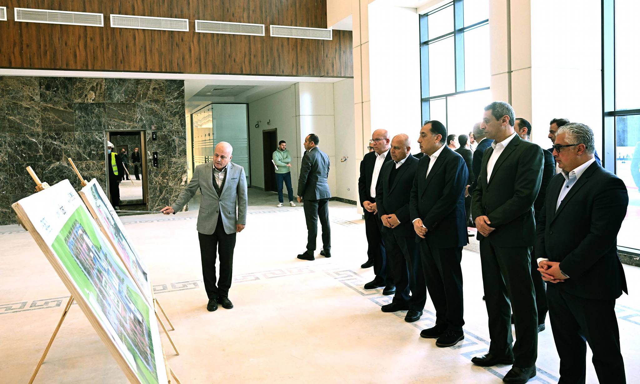 رئيس الوزراء يتفقد محطة البحر الأحمر لتداول الحاويات