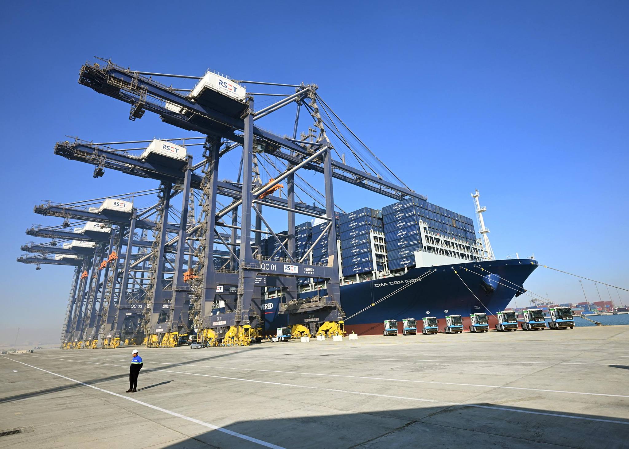 رئيس الوزراء يتفقد محطة البحر الأحمر لتداول الحاويات