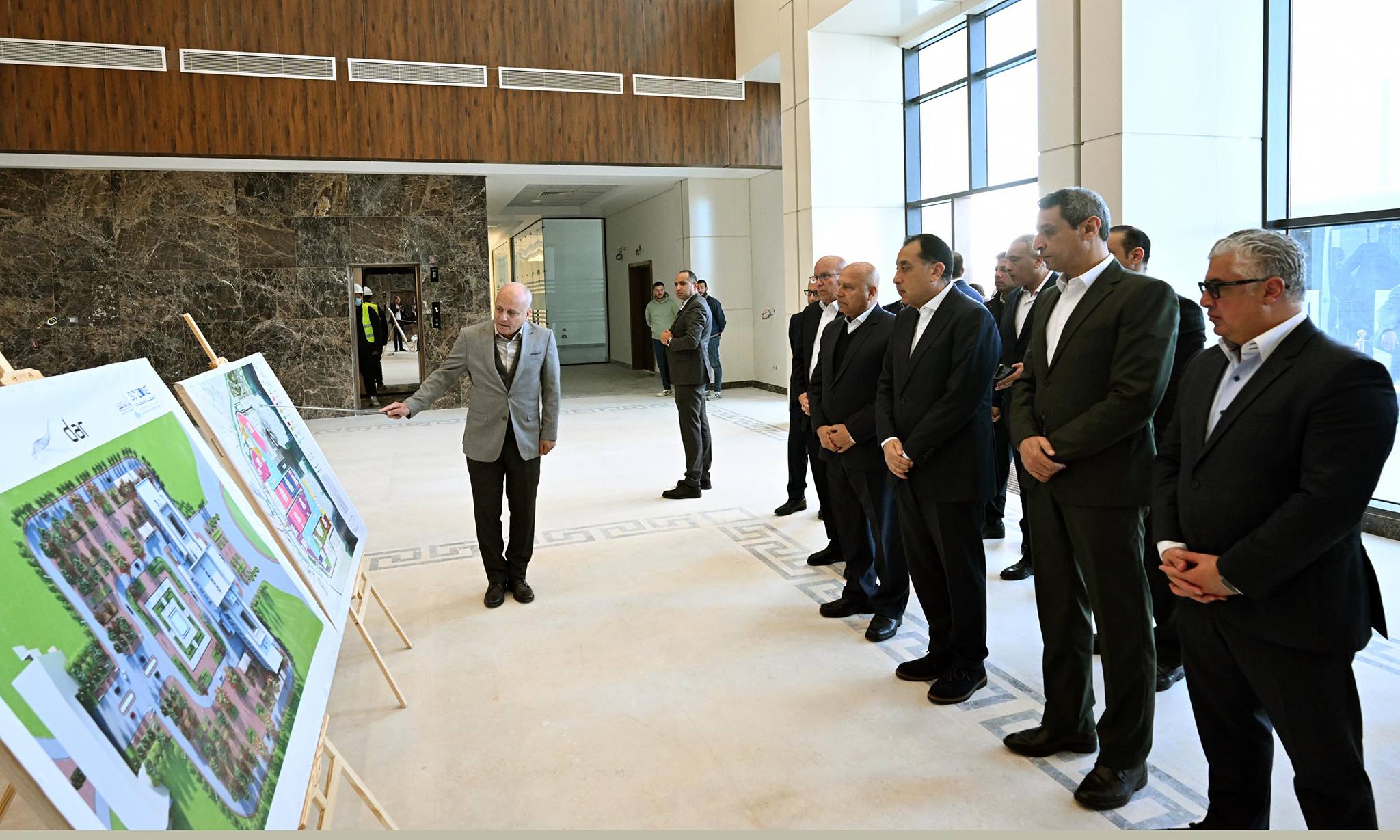 رئيس الوزراء يتفقد محطة البحر الأحمر لتداول الحاويات