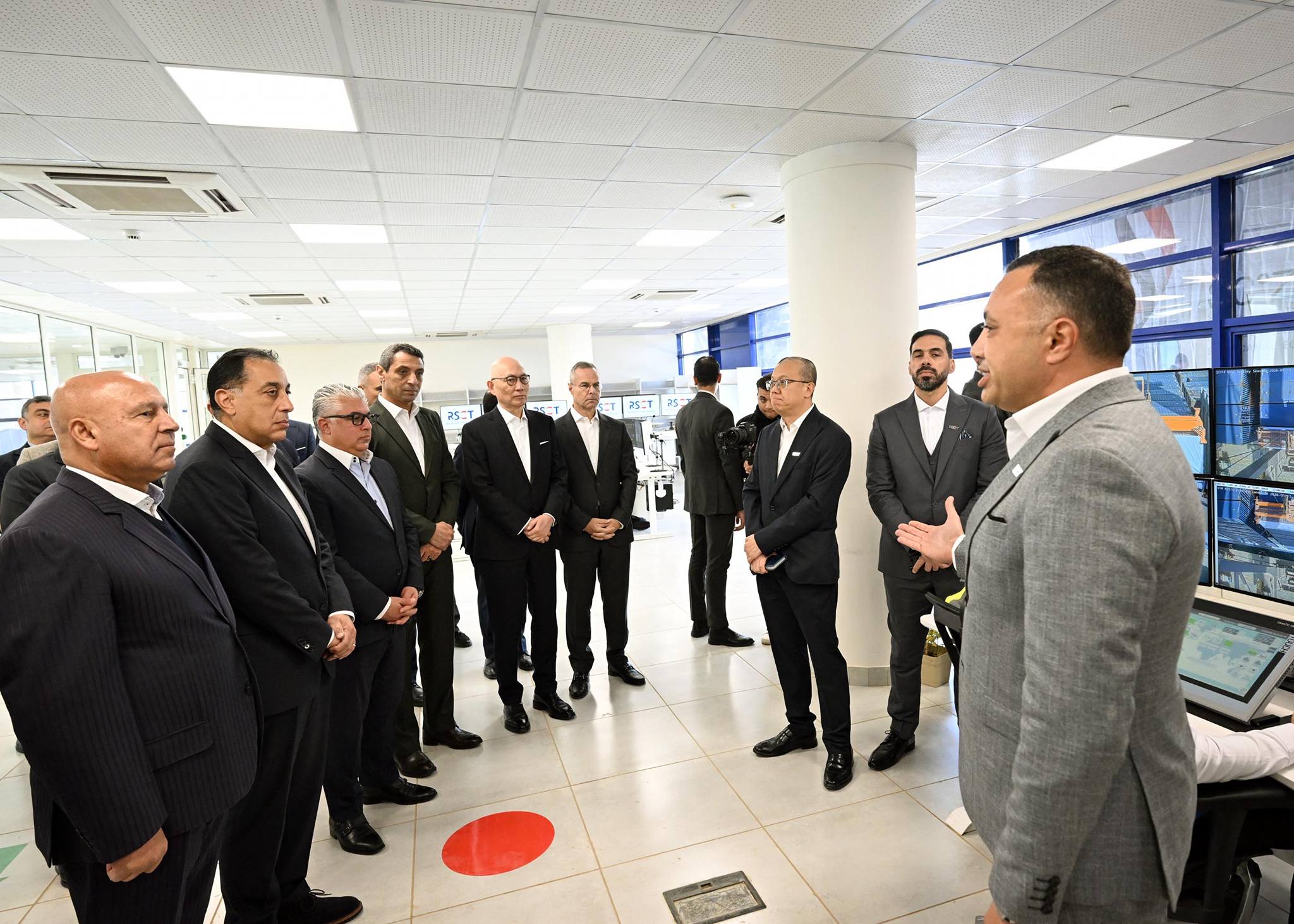 رئيس الوزراء يتفقد محطة البحر الأحمر لتداول الحاويات