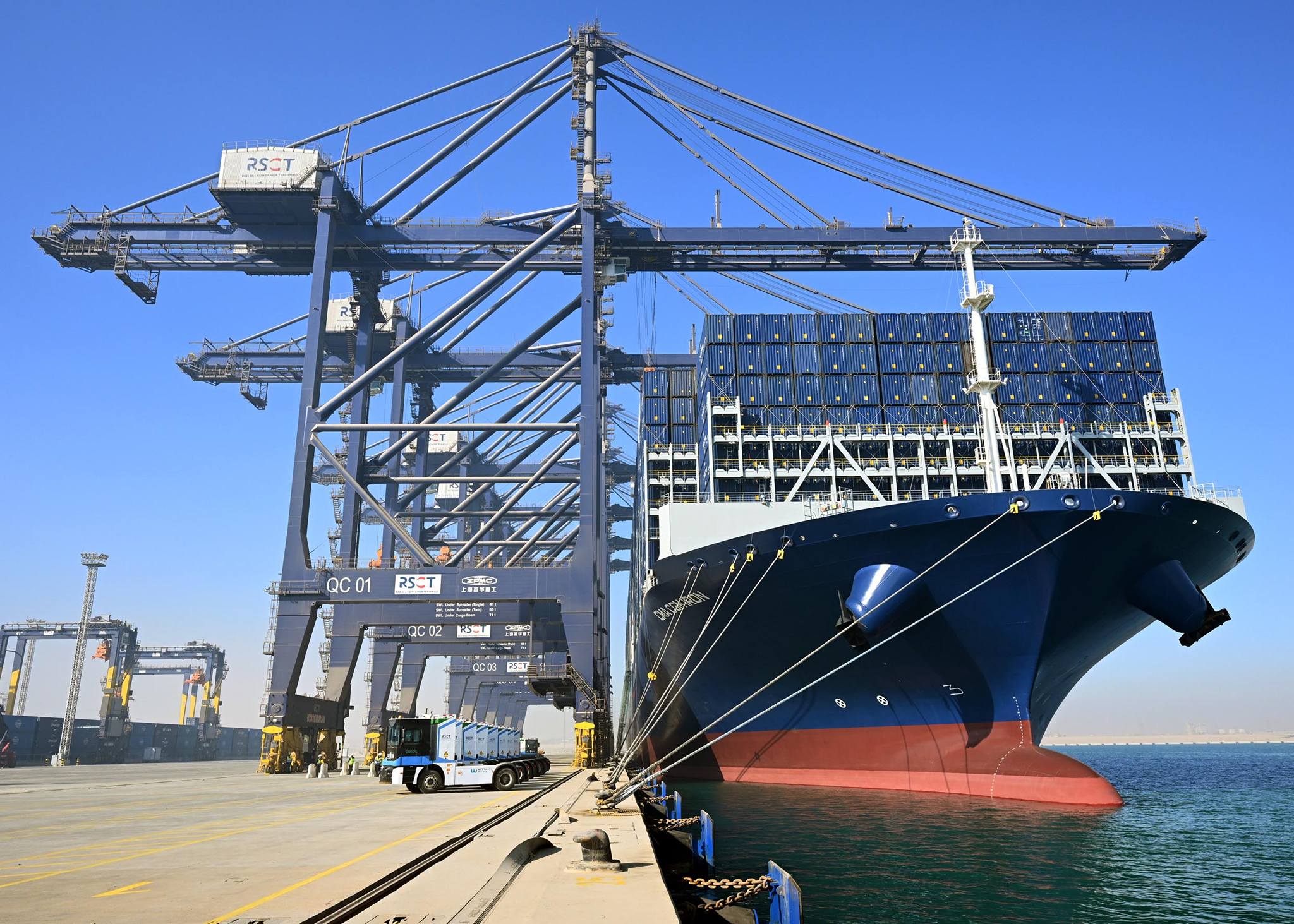 رئيس الوزراء يتفقد محطة البحر الأحمر لتداول الحاويات