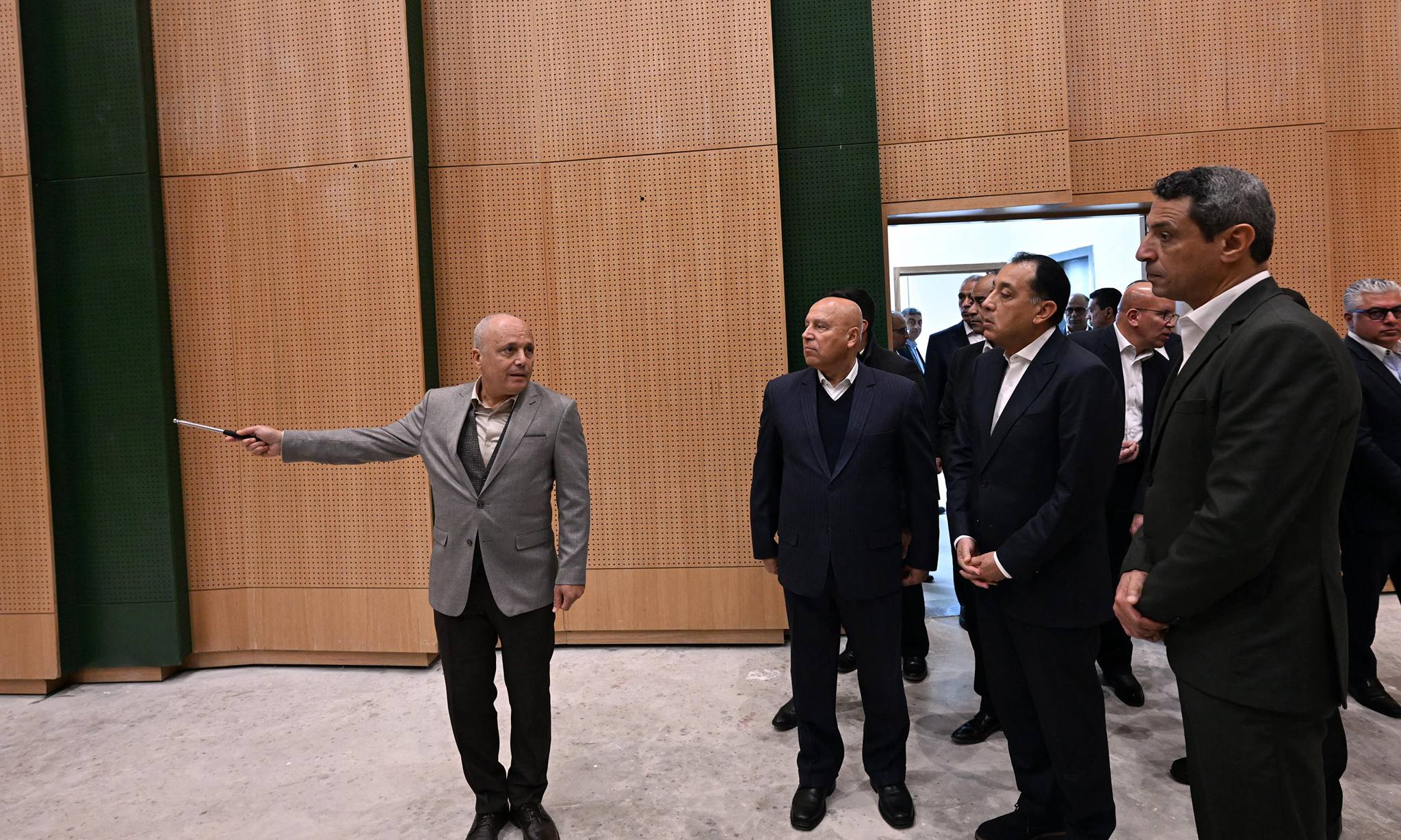 رئيس الوزراء يتفقد محطة البحر الأحمر لتداول الحاويات