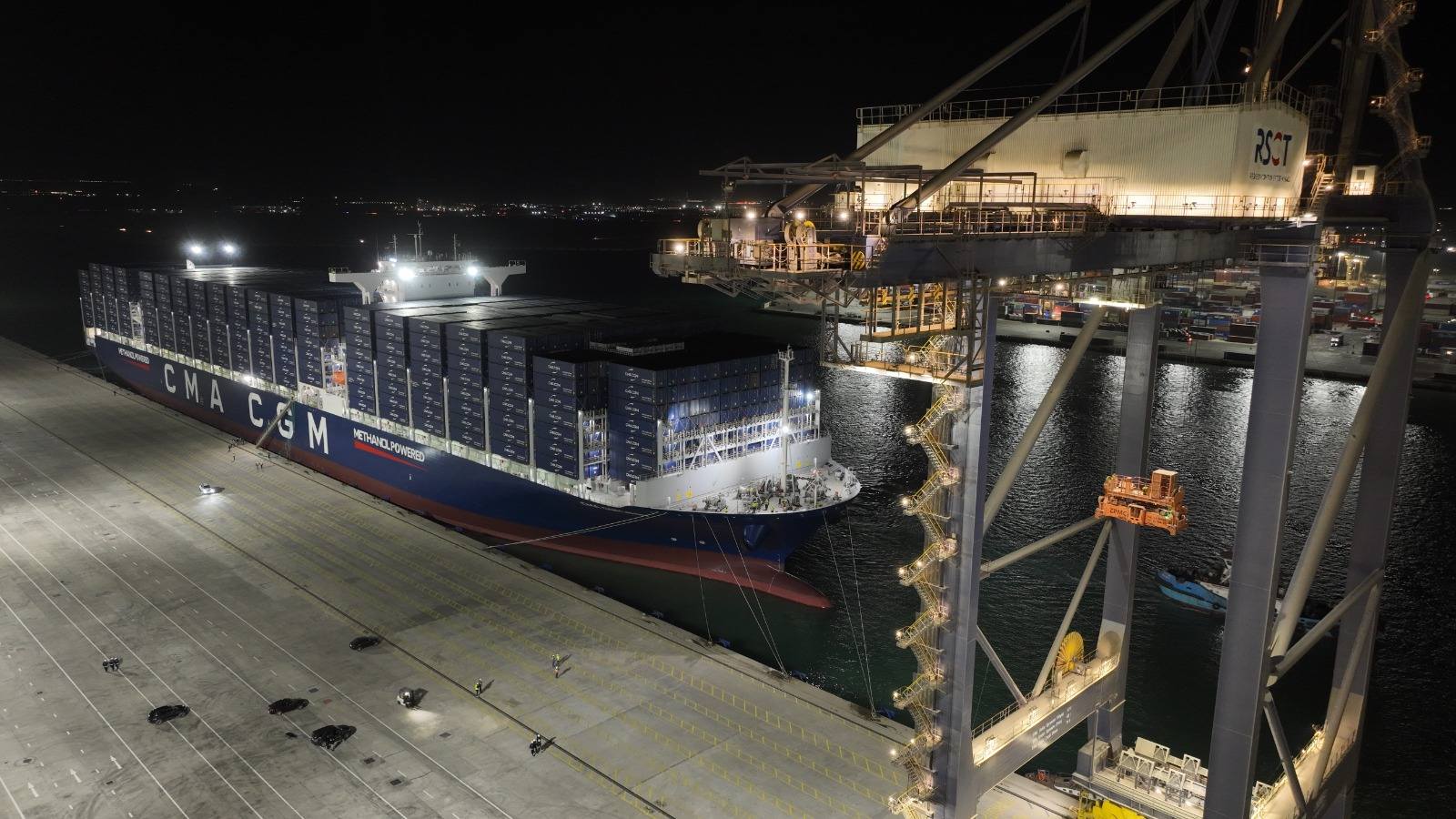 رئيس الوزراء يتفقد محطة البحر الأحمر لتداول الحاويات