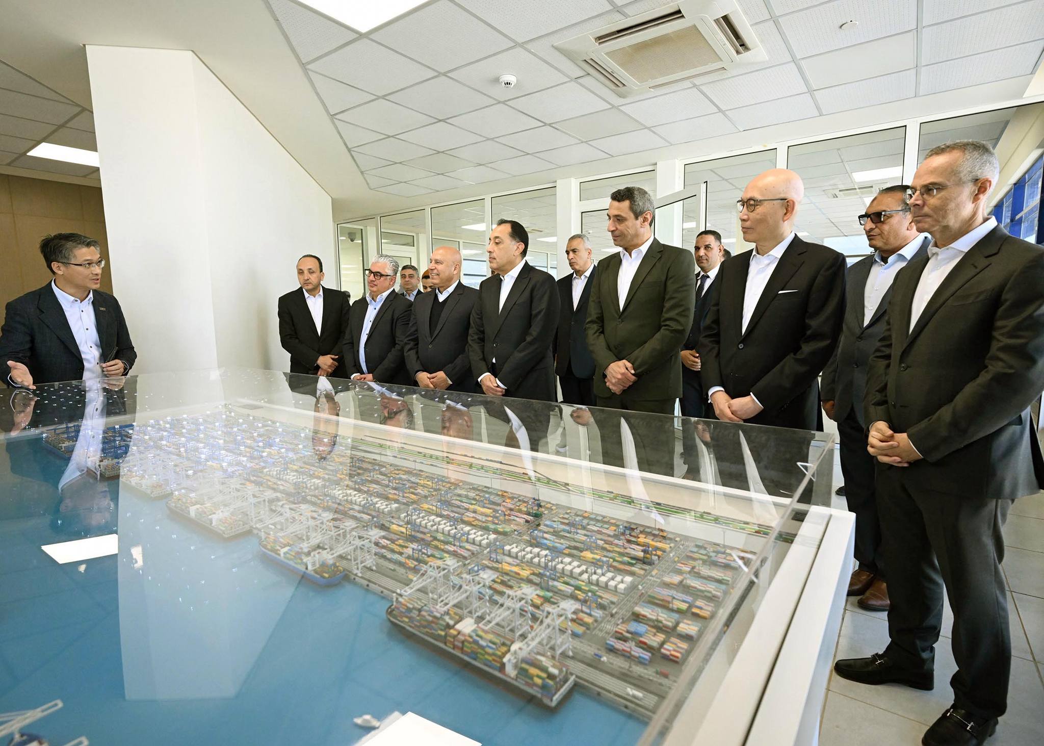 رئيس الوزراء يتفقد محطة البحر الأحمر لتداول الحاويات