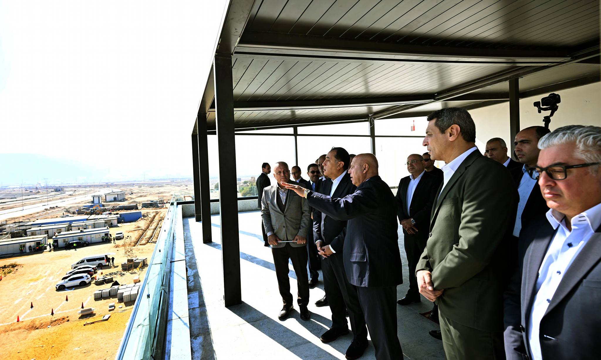 رئيس الوزراء يتفقد محطة البحر الأحمر لتداول الحاويات