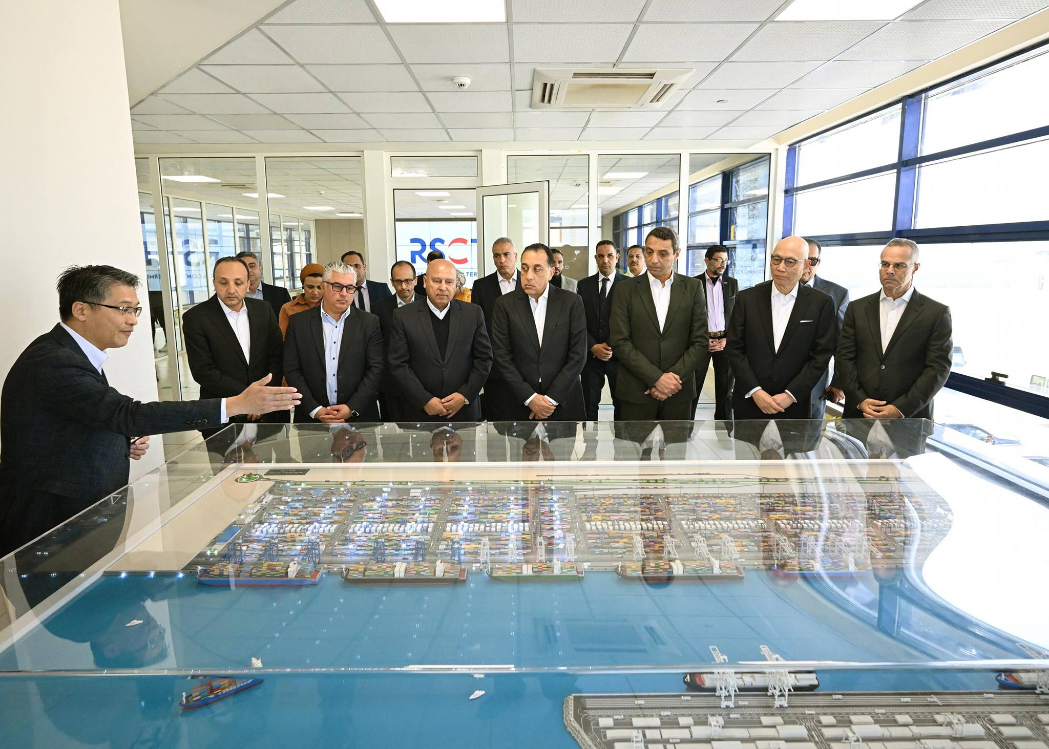 رئيس الوزراء يتفقد محطة البحر الأحمر لتداول الحاويات