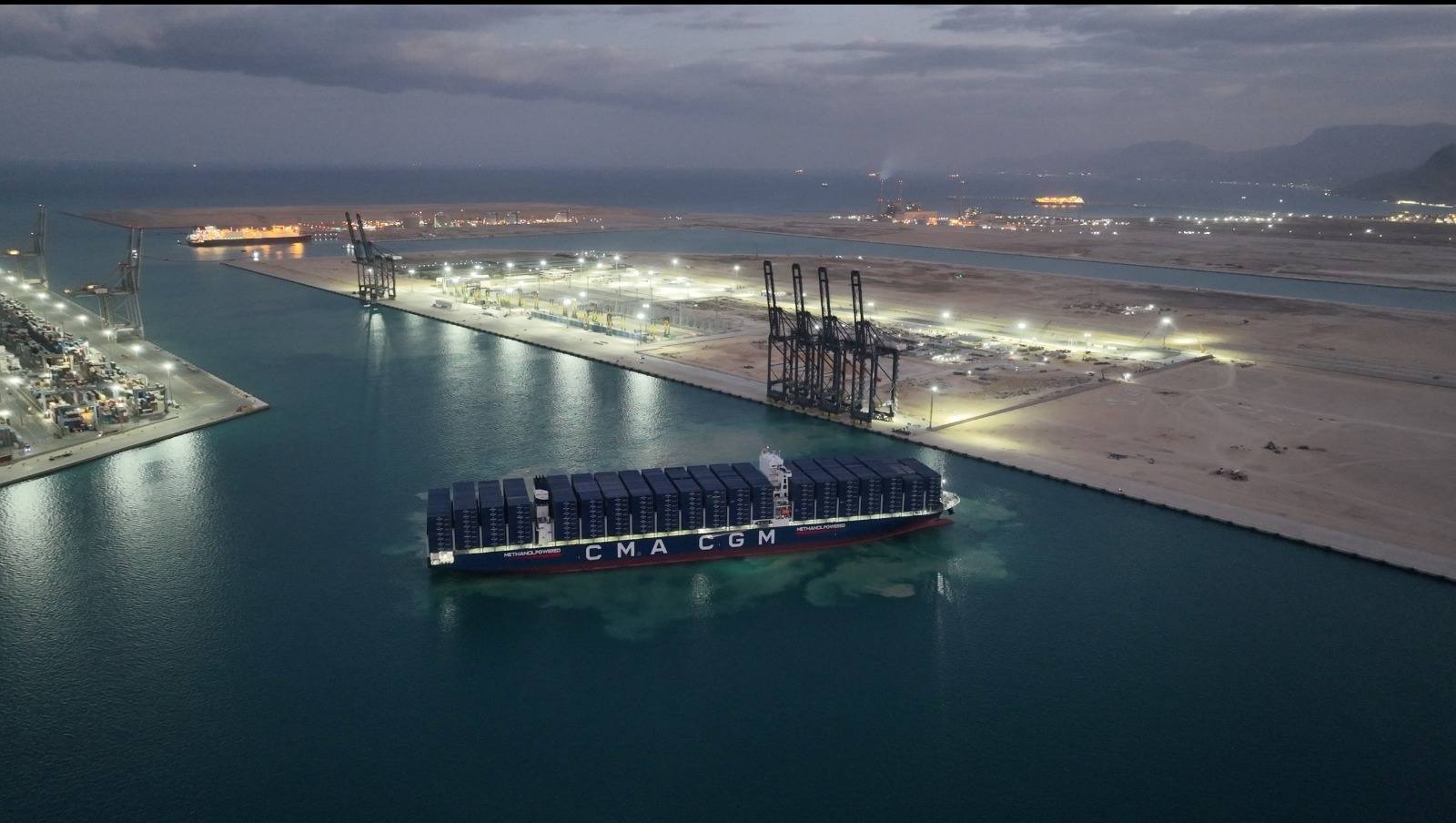 رئيس الوزراء يتفقد محطة البحر الأحمر لتداول الحاويات