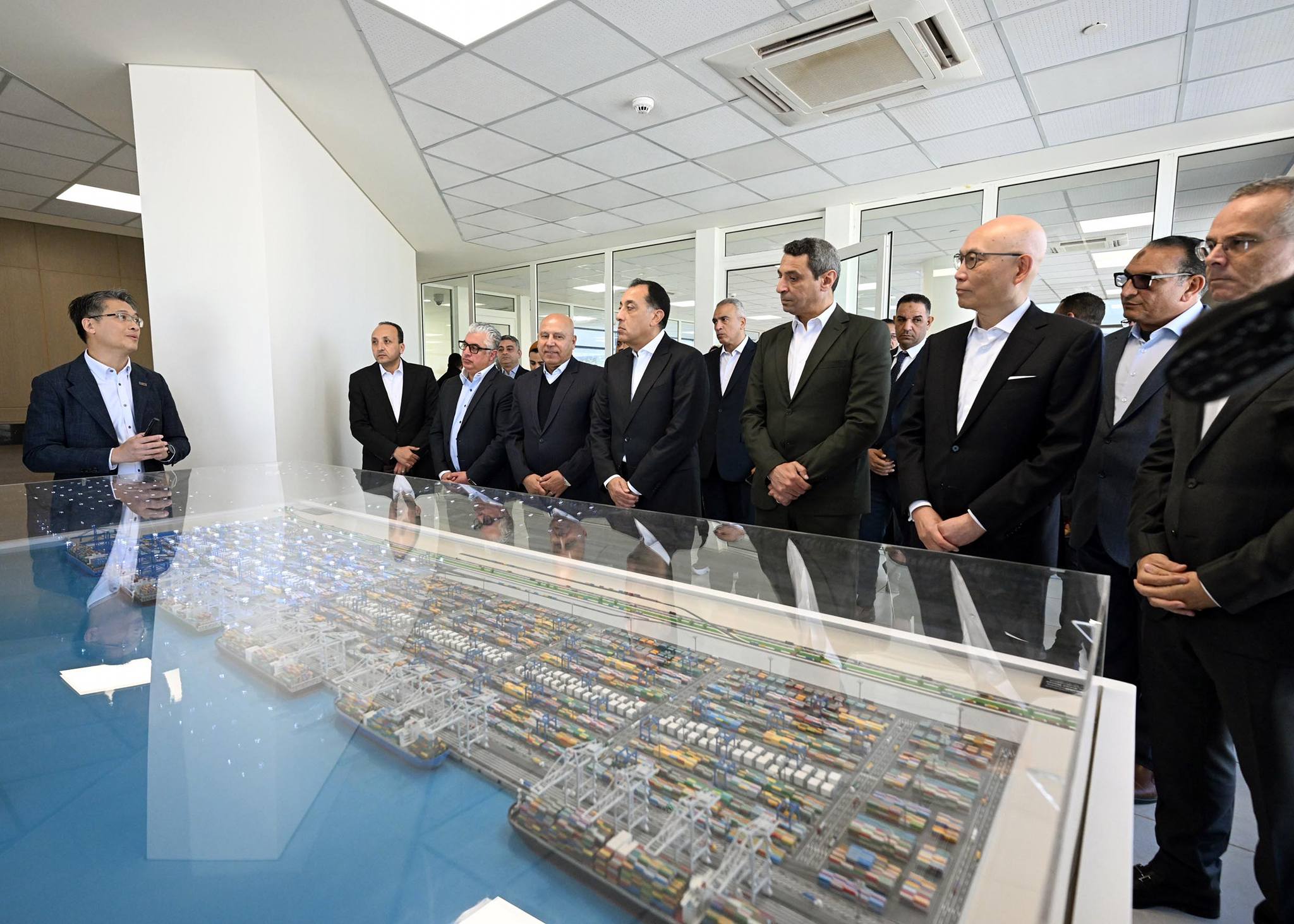 رئيس الوزراء يتفقد محطة البحر الأحمر لتداول الحاويات