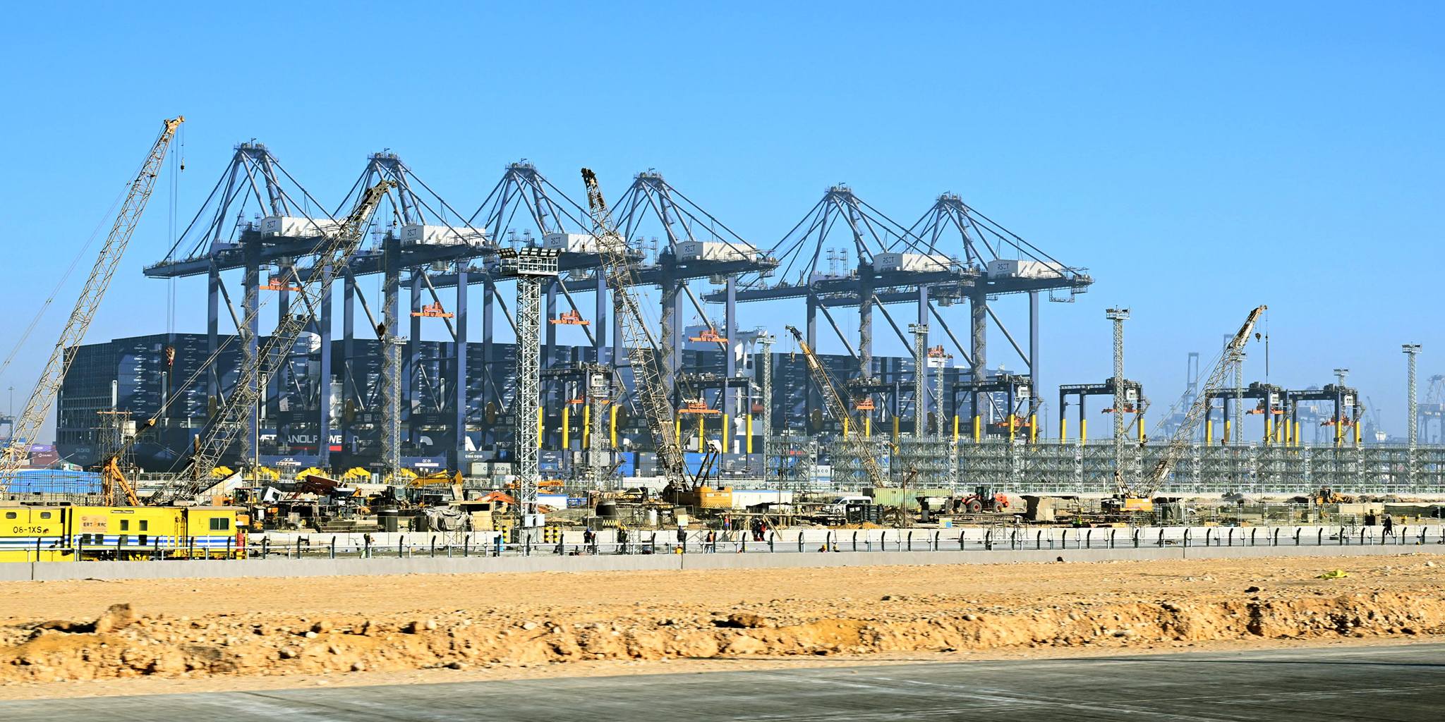 رئيس الوزراء يتفقد محطة البحر الأحمر لتداول الحاويات