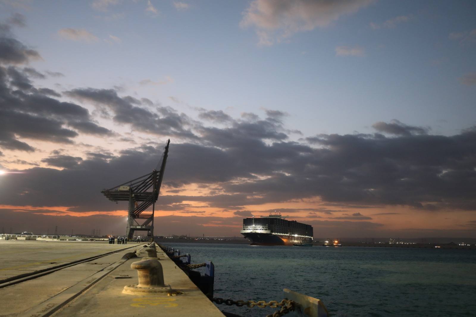 رئيس الوزراء يتفقد محطة البحر الأحمر لتداول الحاويات