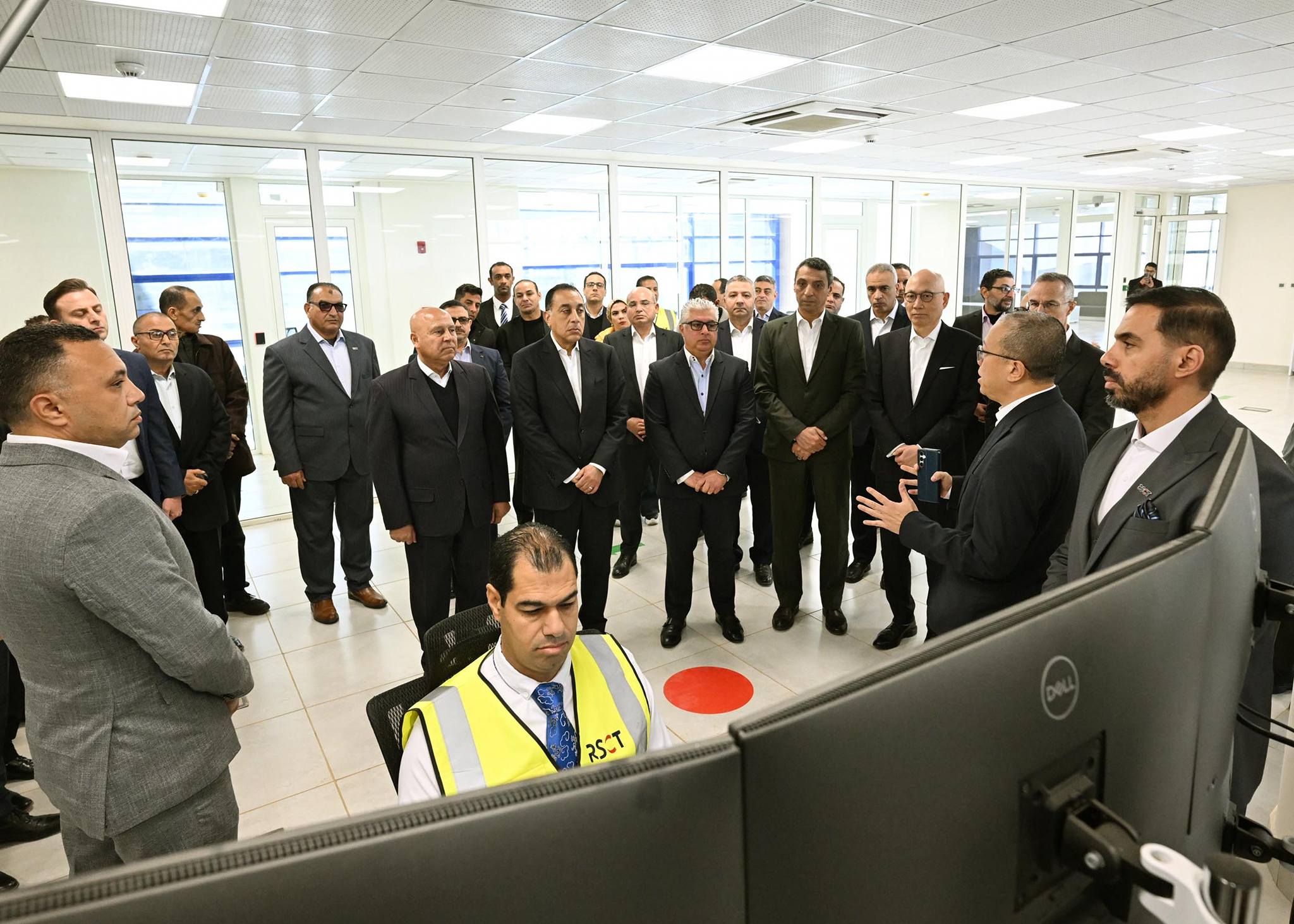 رئيس الوزراء يتفقد محطة البحر الأحمر لتداول الحاويات
