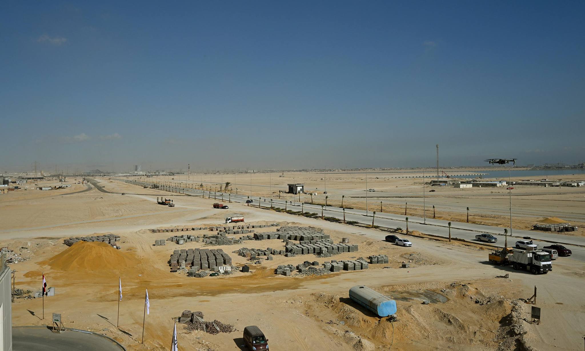 رئيس الوزراء يتفقد محطة البحر الأحمر لتداول الحاويات