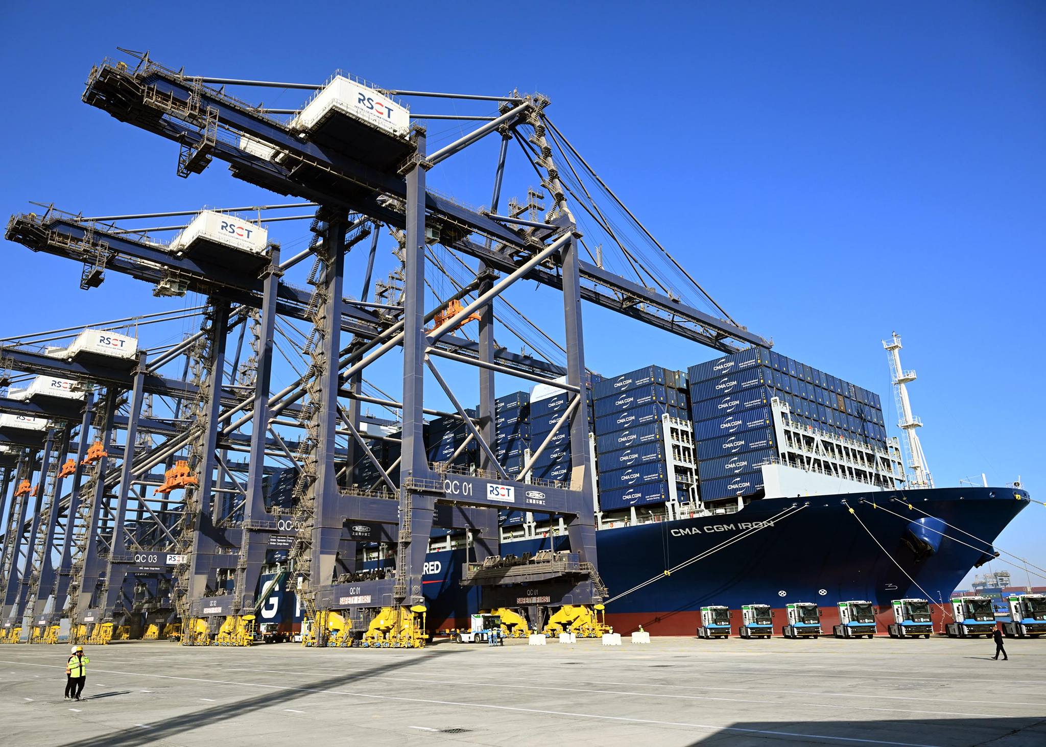 رئيس الوزراء يتفقد محطة البحر الأحمر لتداول الحاويات