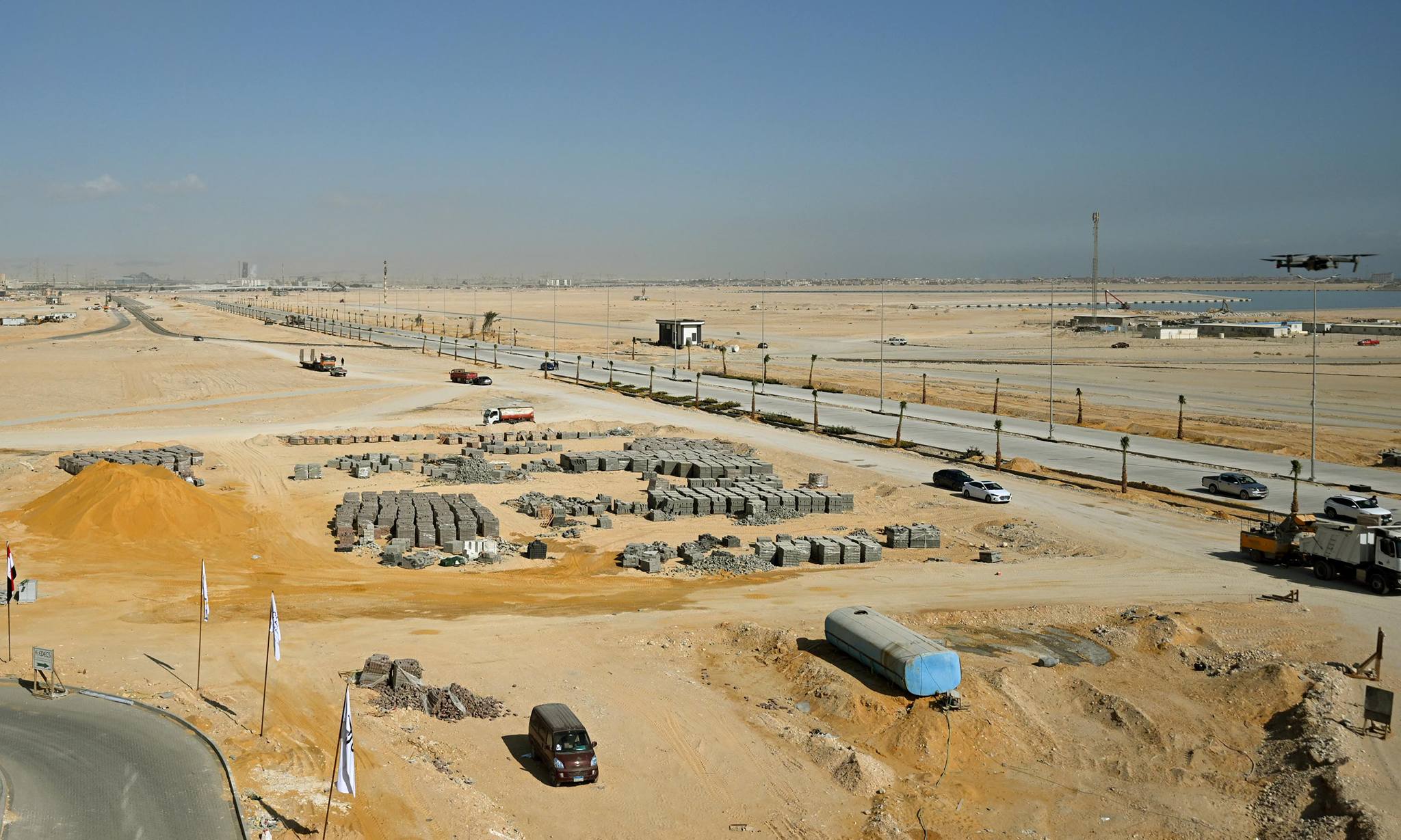 رئيس الوزراء يتفقد محطة البحر الأحمر لتداول الحاويات