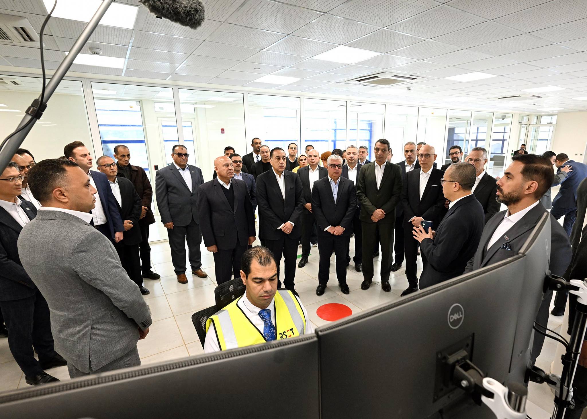 رئيس الوزراء يتفقد محطة البحر الأحمر لتداول الحاويات