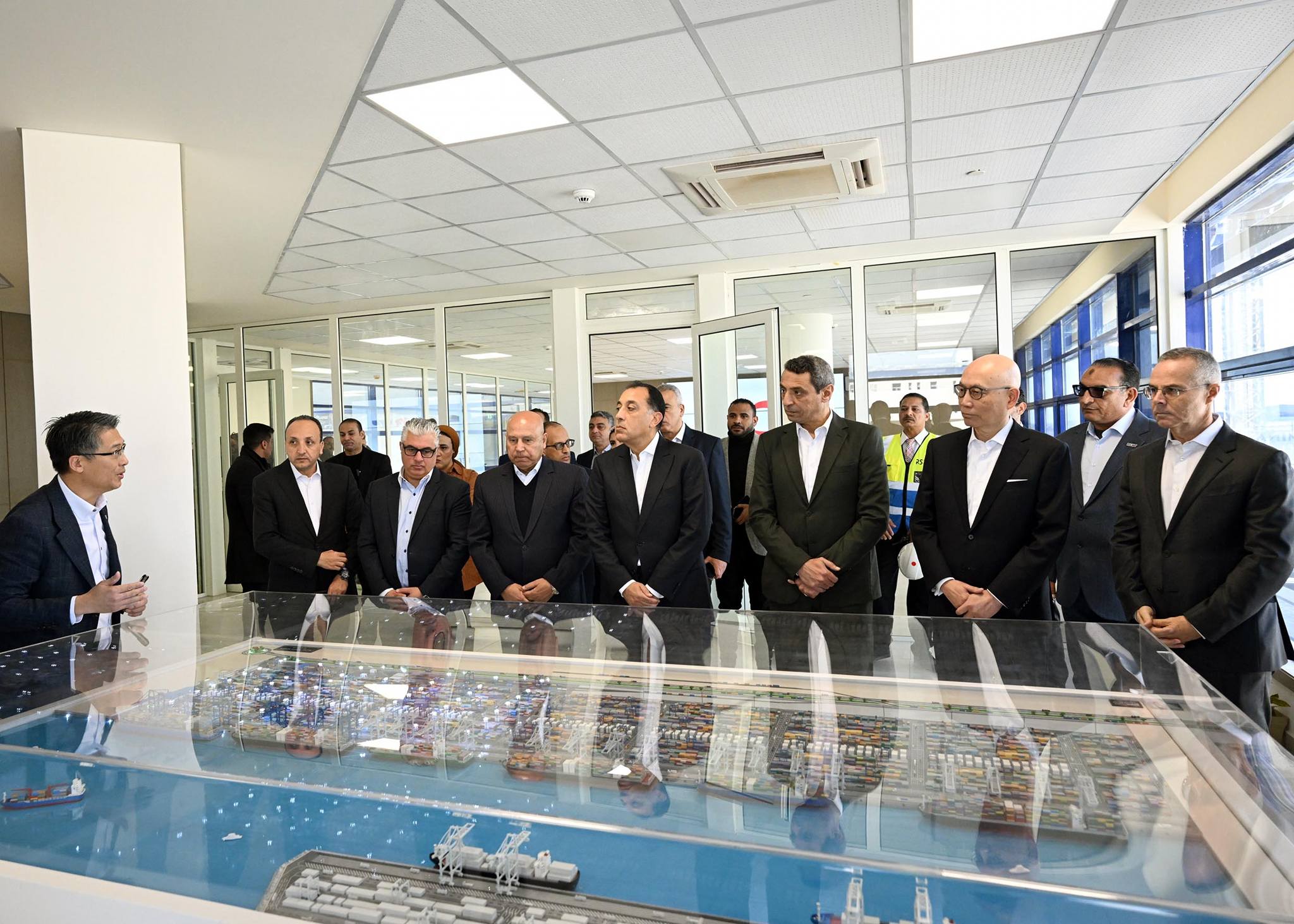 رئيس الوزراء يتفقد محطة البحر الأحمر لتداول الحاويات