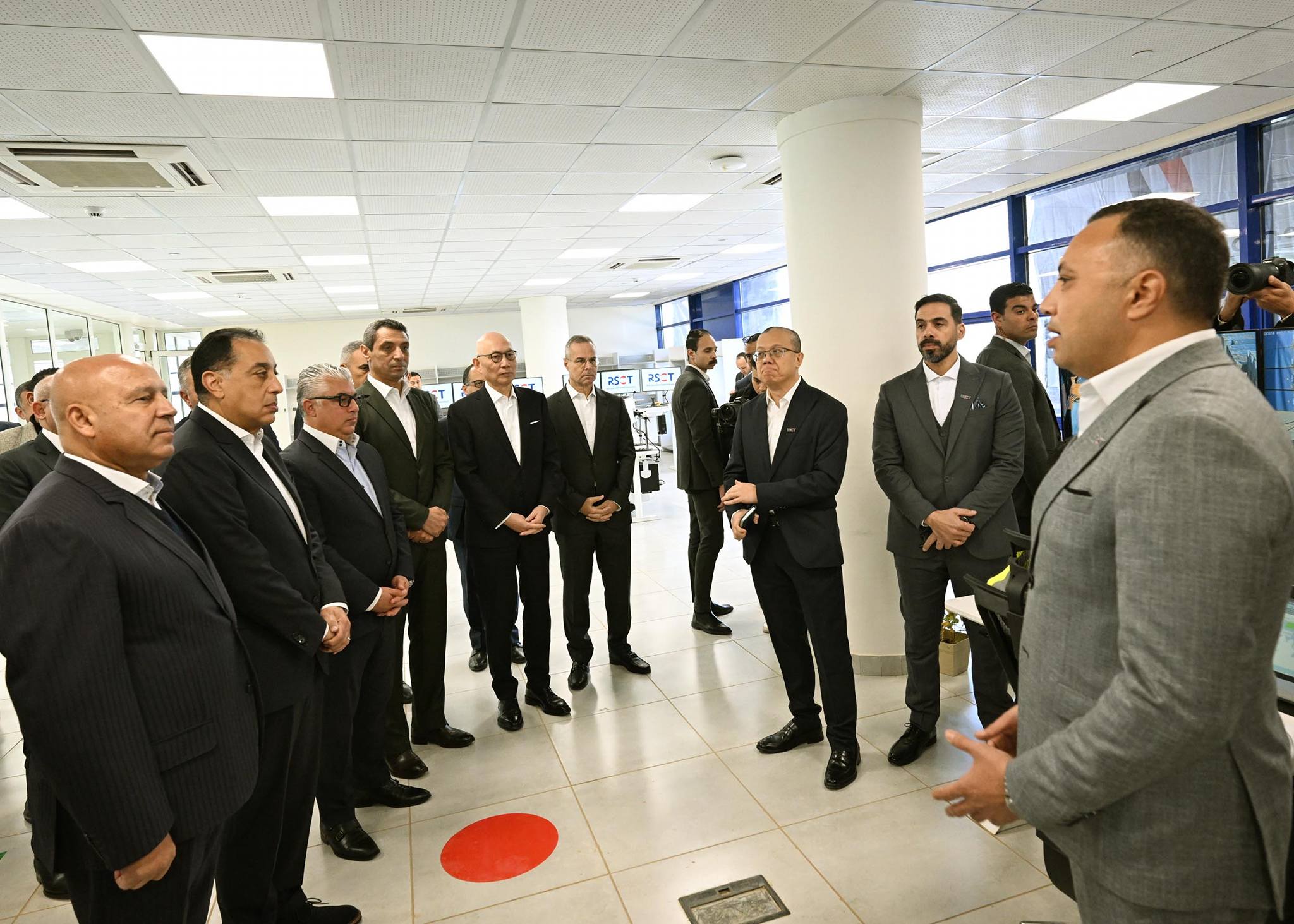 رئيس الوزراء يتفقد محطة البحر الأحمر لتداول الحاويات