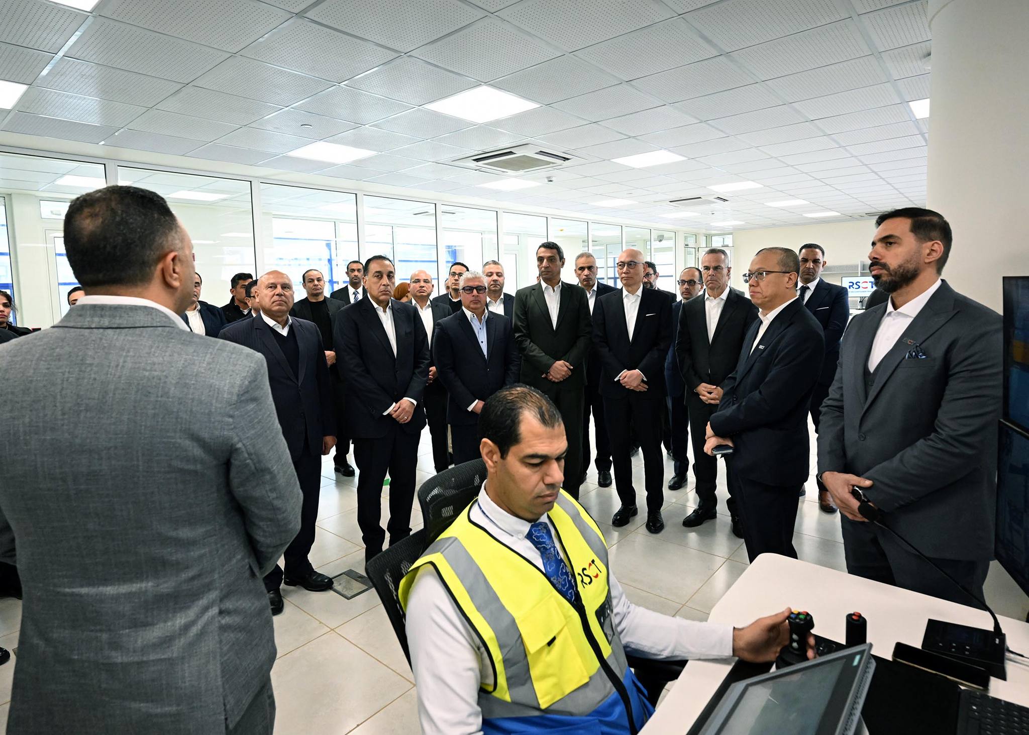 رئيس الوزراء يتفقد محطة البحر الأحمر لتداول الحاويات