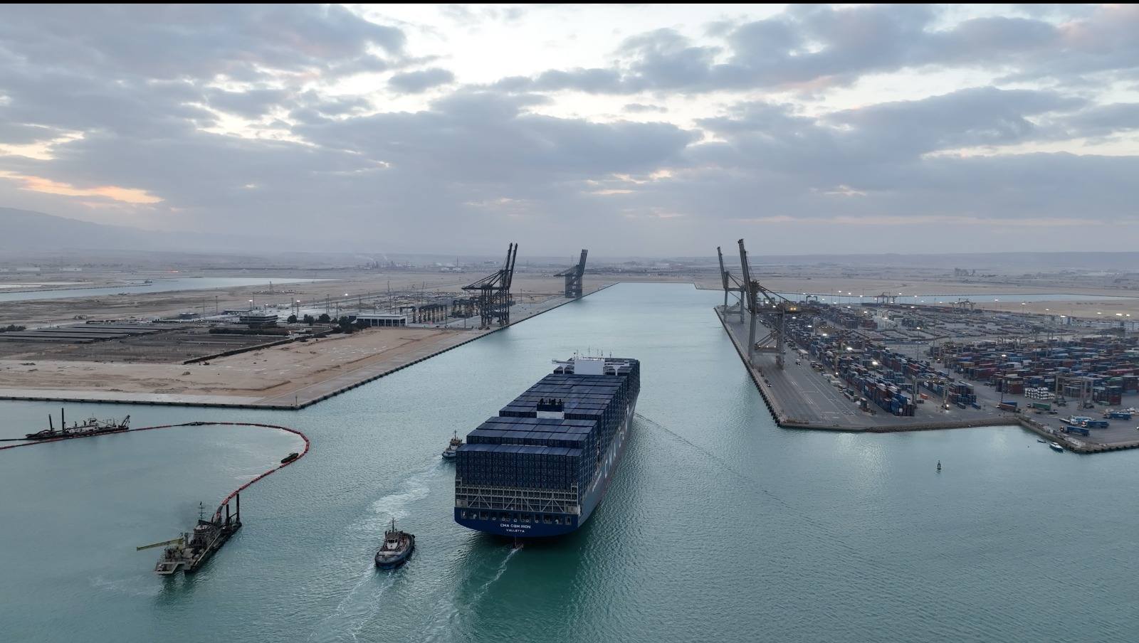 رئيس الوزراء يتفقد محطة البحر الأحمر لتداول الحاويات