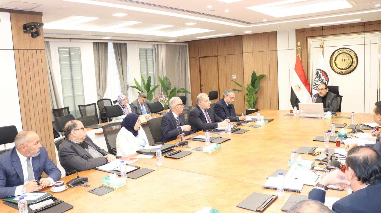 وزير قطاع الأعمال يتابع مشروعات قطاع الصناعات المعدنية