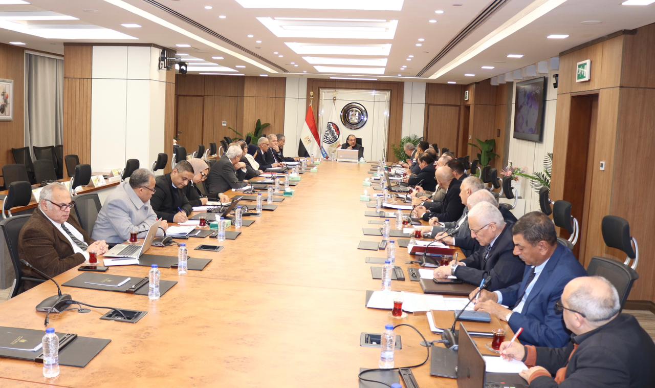 وزير قطاع الأعمال يتابع مشروعات قطاع الصناعات المعدنية