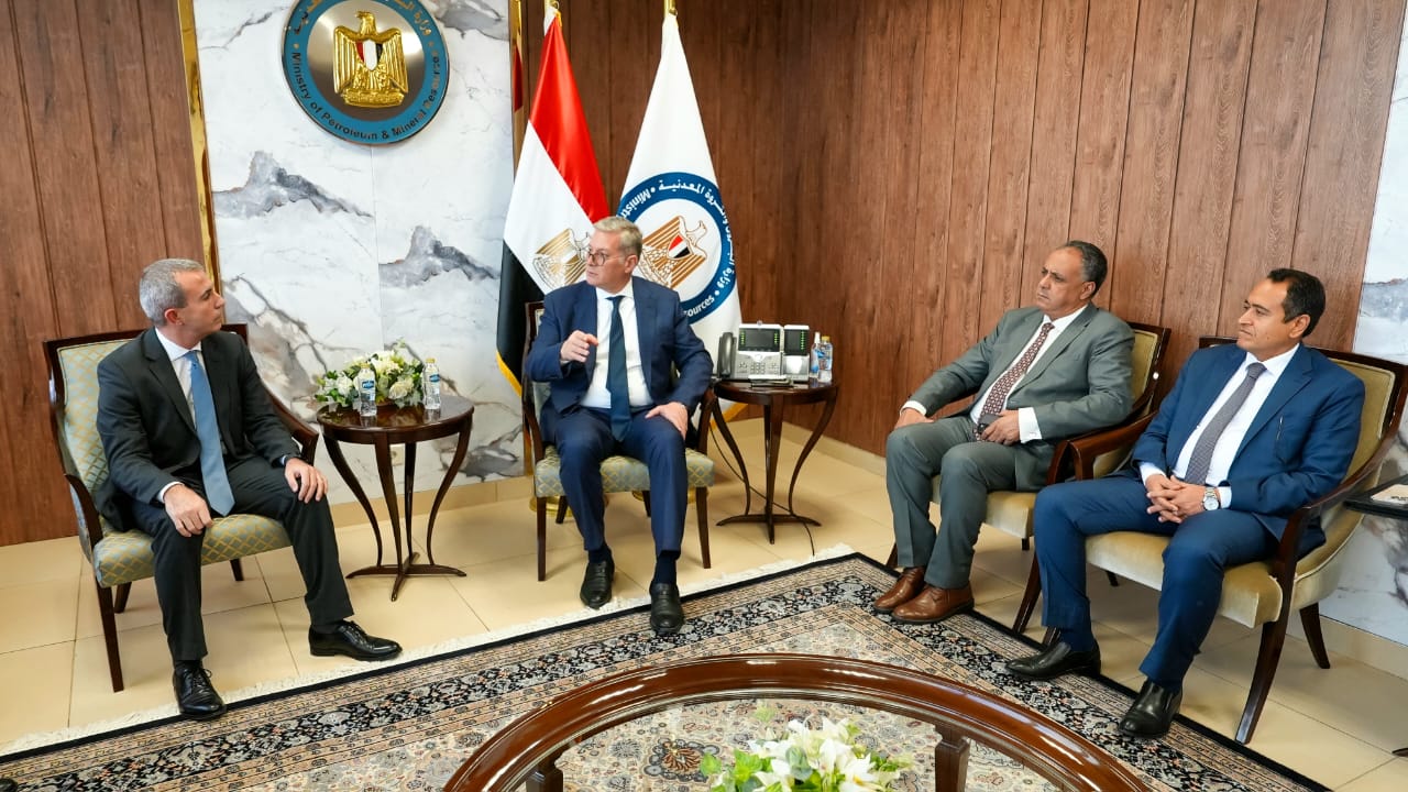 وزير البترول يجتمع مع مسئولي شركة إيني الإيطالية