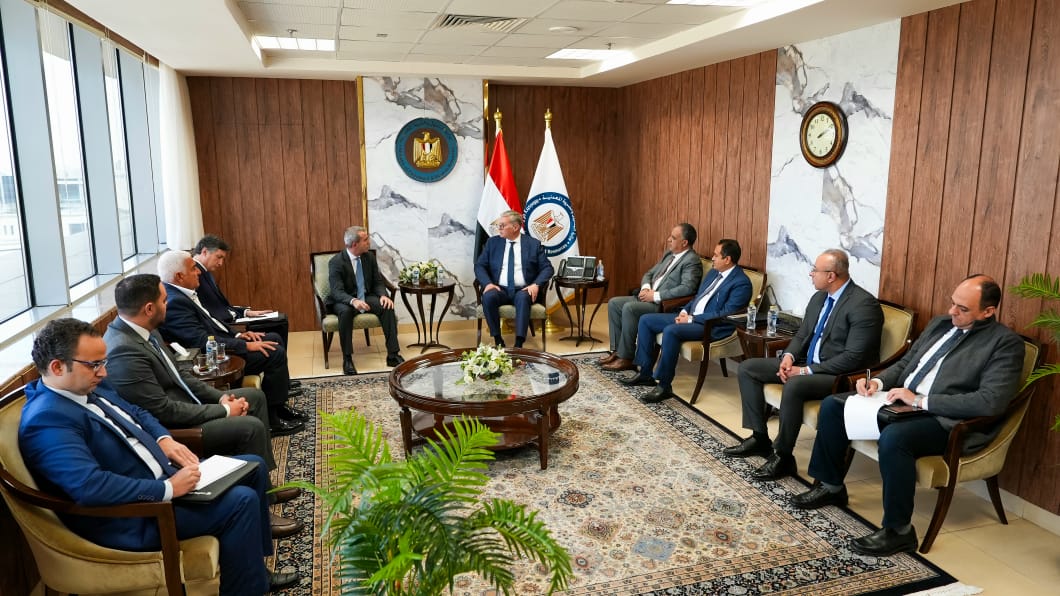 وزير البترول يجتمع مع مسئولي شركة إيني الإيطالية