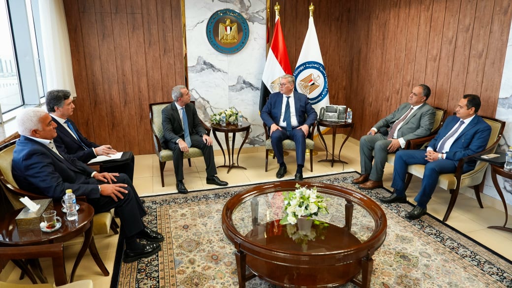 وزير البترول يجتمع مع مسئولي شركة إيني الإيطالية