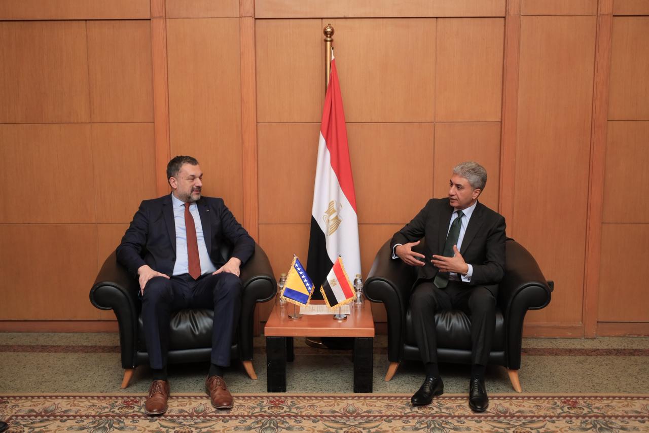 وزير السياحة والآثار يلتقي وزير خارجية البوسنة والهرسك