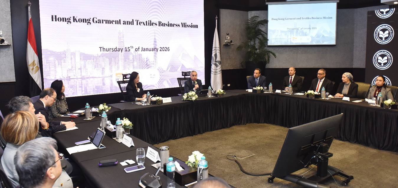 اجتماع مع وفد من الشركات العاملة في مجال الملابس الجاهزة