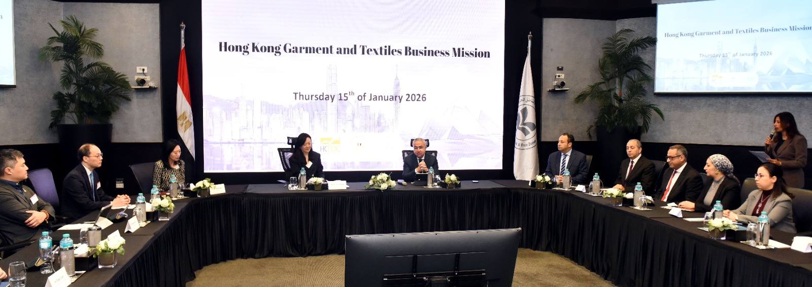 اجتماع مع وفد من الشركات العاملة في مجال الملابس الجاهزة