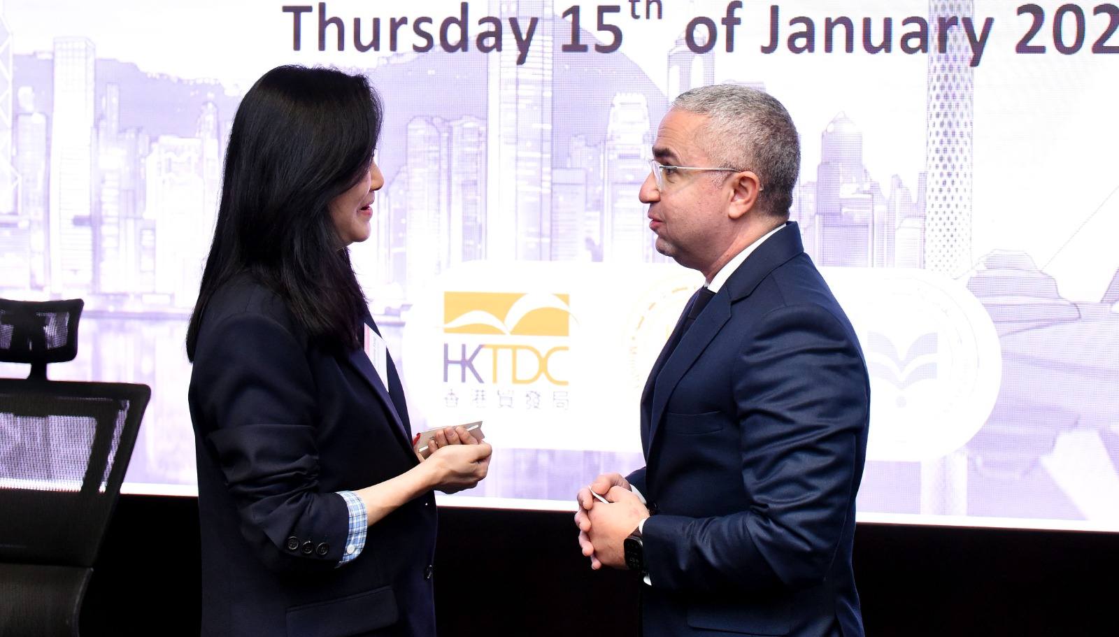 اجتماع مع وفد من الشركات العاملة في مجال الملابس الجاهزة