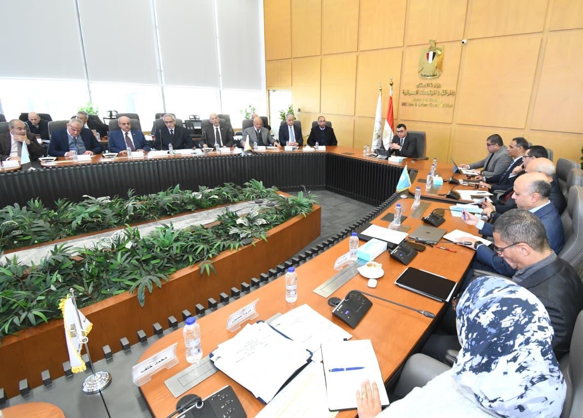 وزير الإسكان يتابع مستجدات منطقة الأعمال المركزية