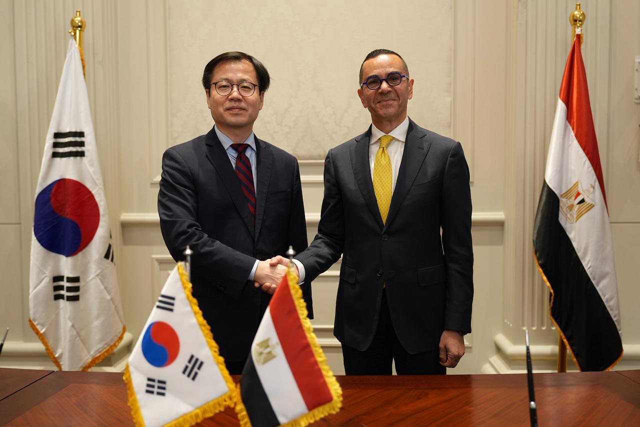 توقيع اتفاقية شراكة بين وزير الاستثمار ووزير التجارة والصناعة والموارد الكوري