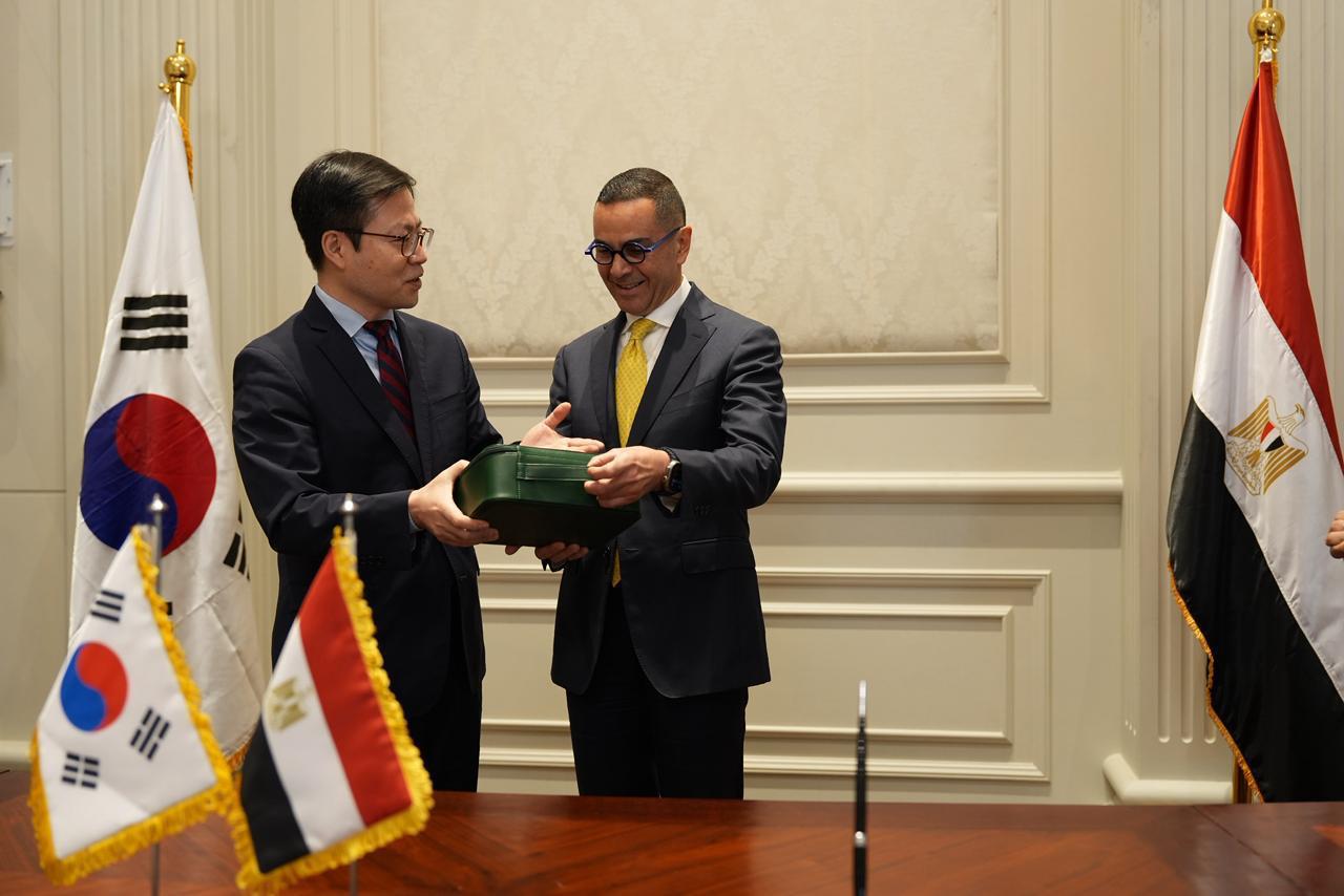 توقيع اتفاقية شراكة بين وزير الاستثمار ووزير التجارة والصناعة والموارد الكوري