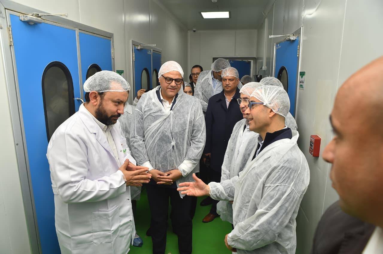 الخطيب يتفقد عدد من المصانع بالمنطقة الاستثمارية ببنها