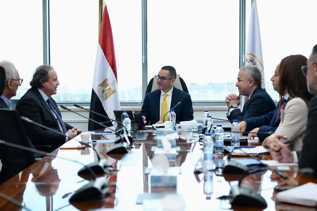 وزير الاستثمار مع رئيس مجموعة Brandix السيريلانكية