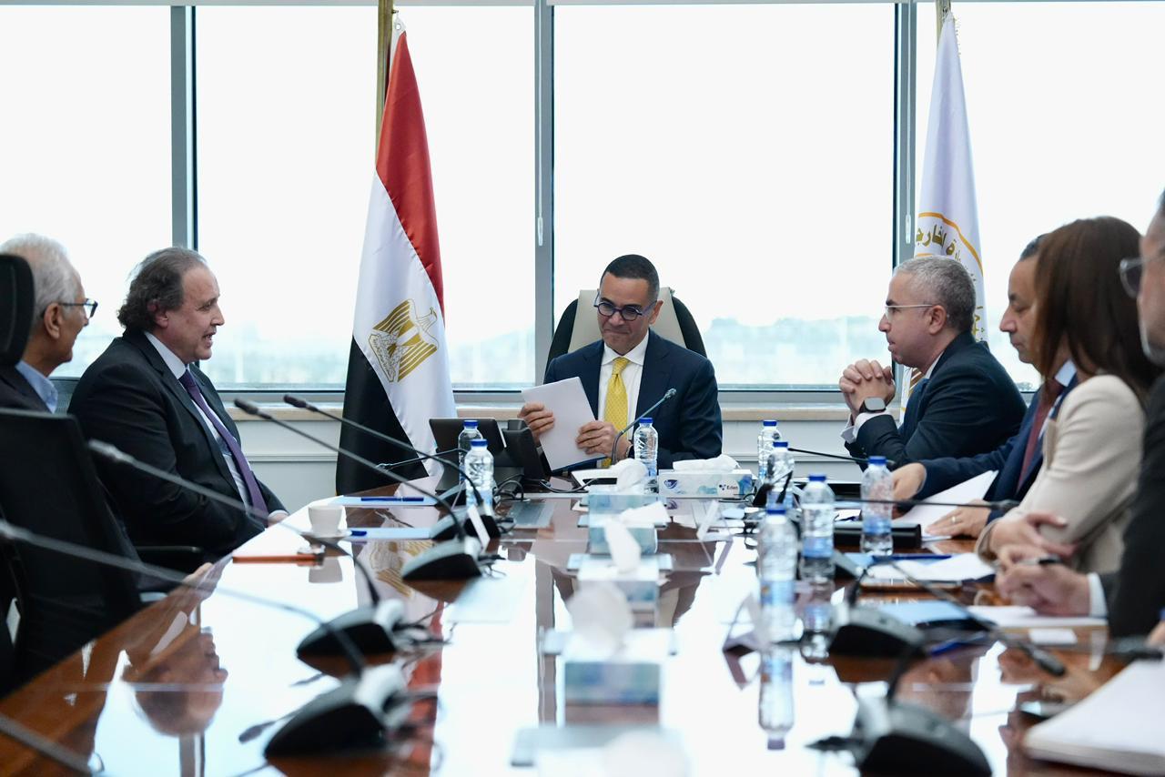 وزير الاستثمار مع رئيس مجموعة Brandix السيريلانكية