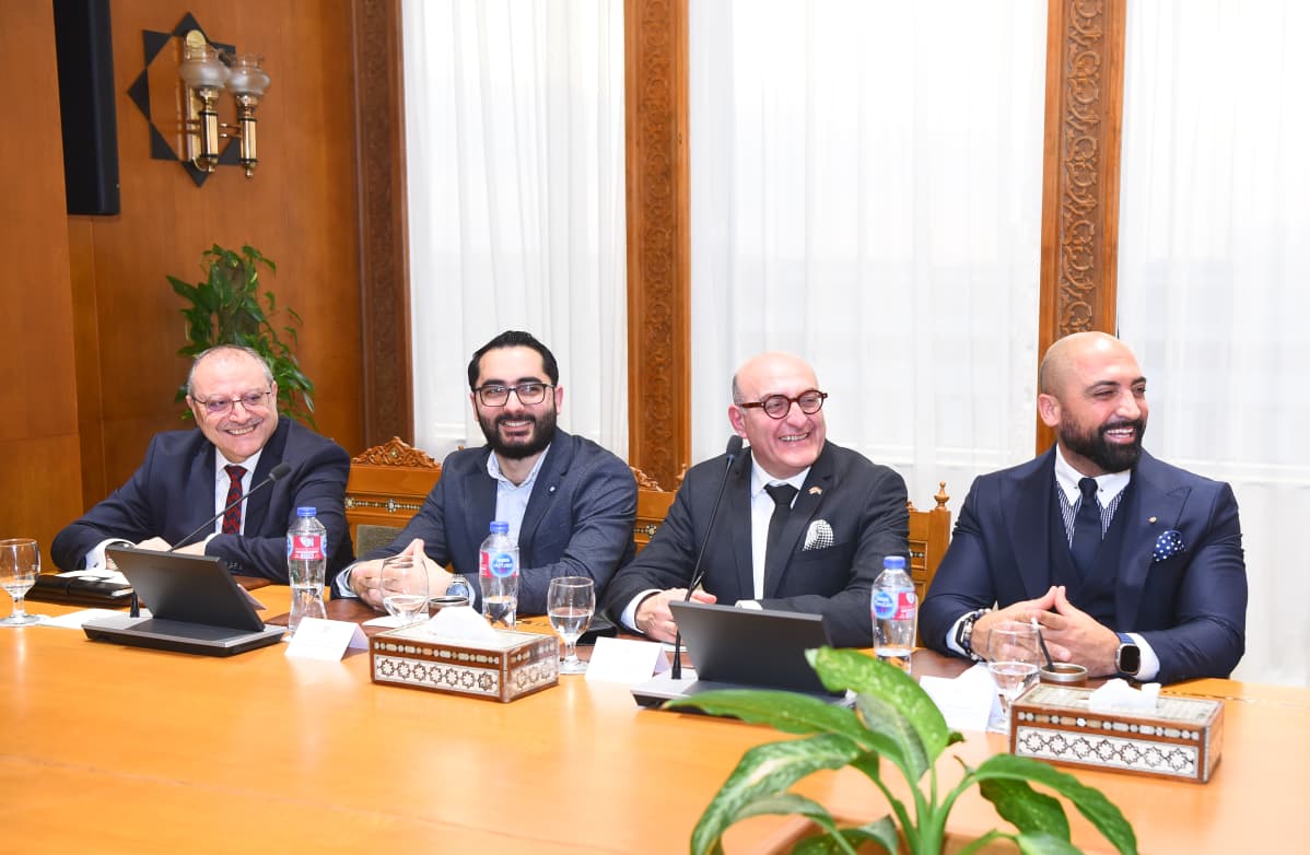 وزير الخارجية يستقبل وفد من رجال الأعمال الكنديين