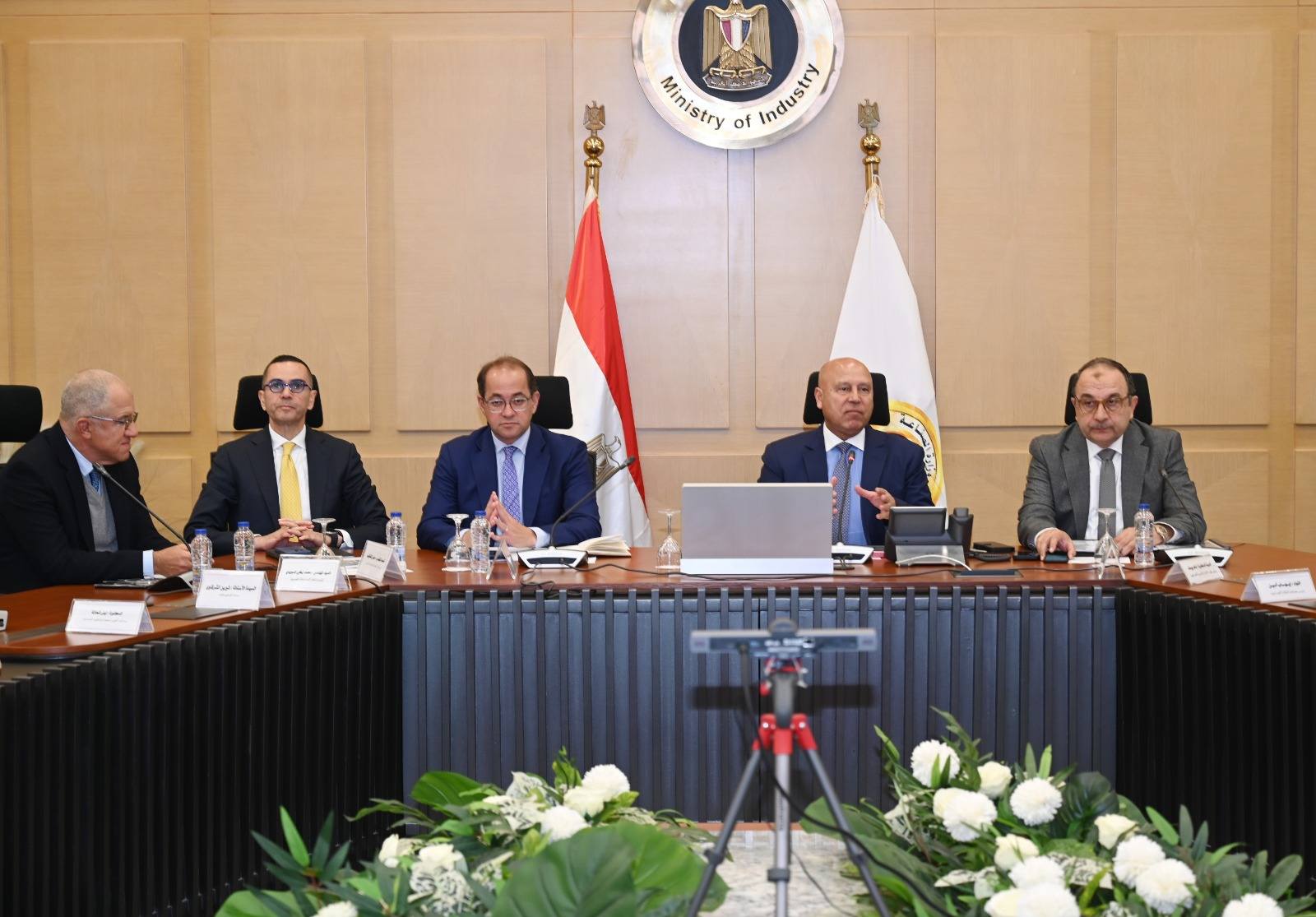 بحث سبل تعميق التصنيع المحلي وتقليل فاتورة الواردات