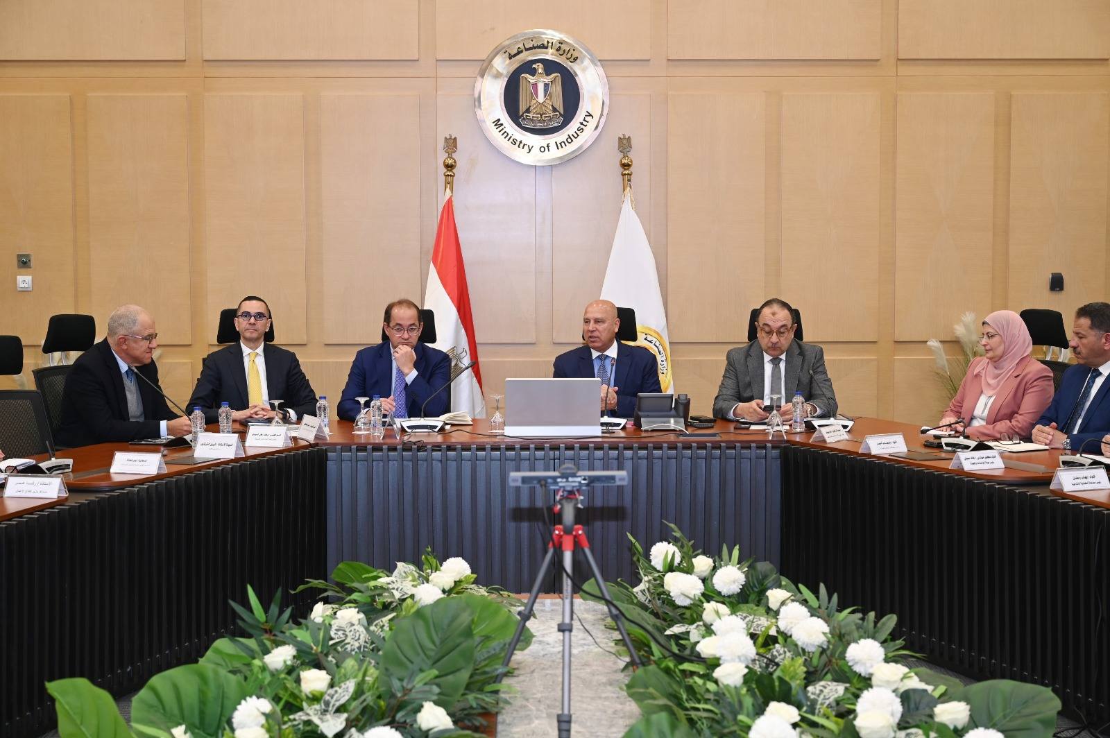 بحث سبل تعميق التصنيع المحلي وتقليل فاتورة الواردات