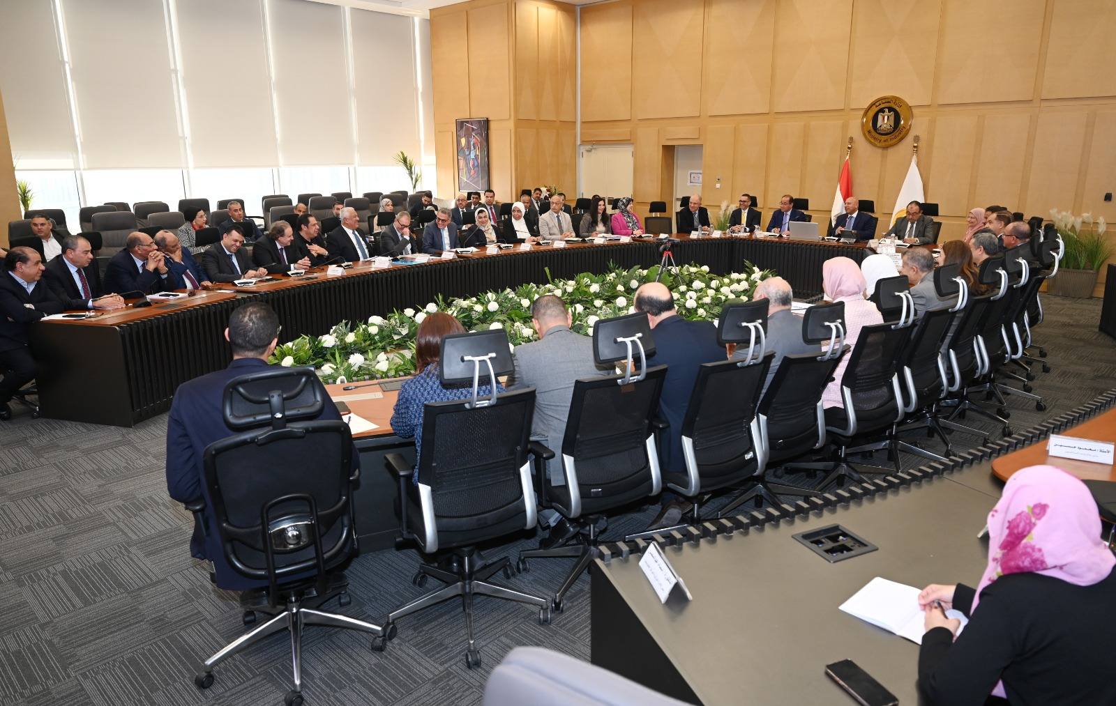 بحث سبل تعميق التصنيع المحلي وتقليل فاتورة الواردات