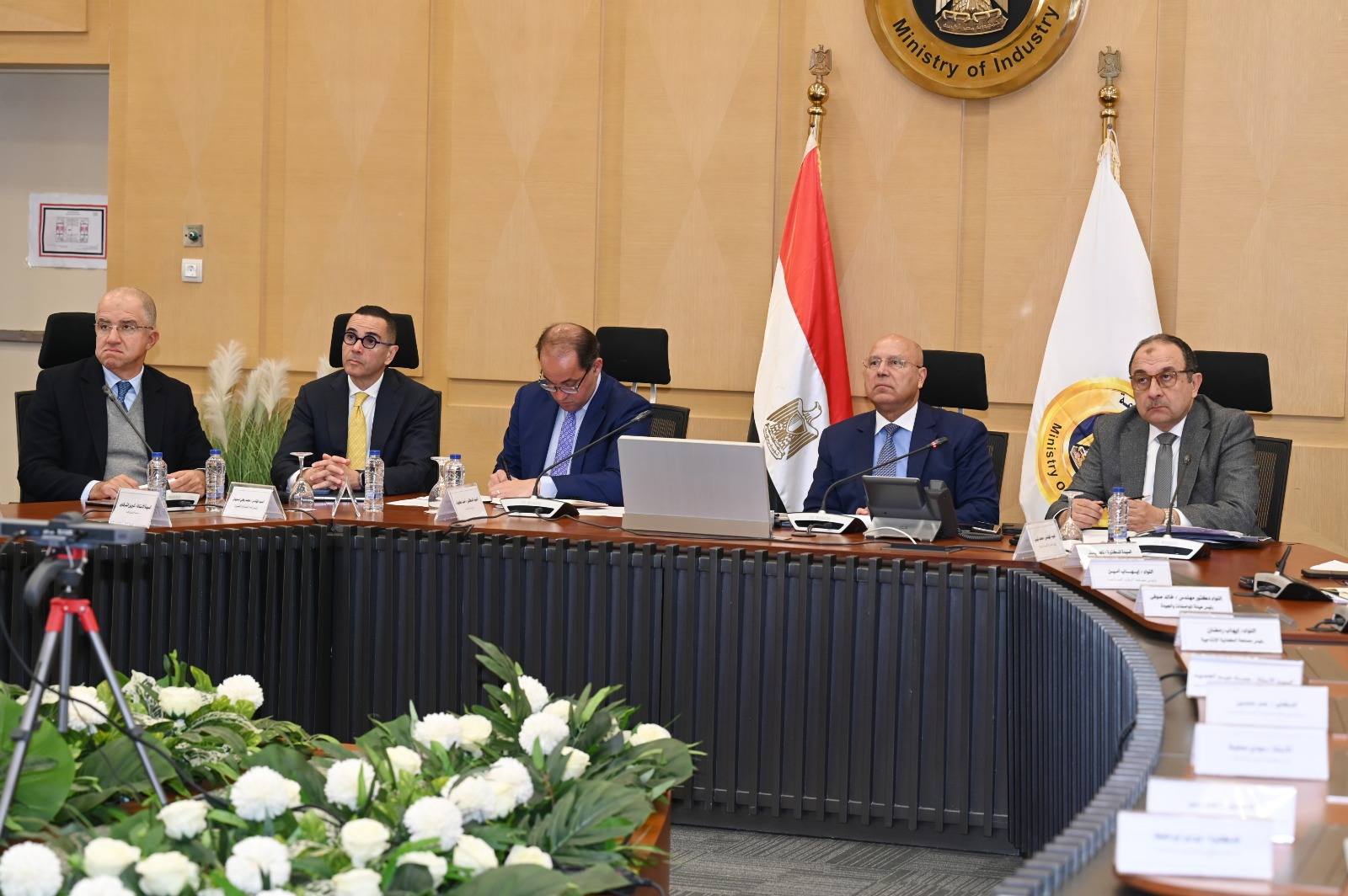 بحث سبل تعميق التصنيع المحلي وتقليل فاتورة الواردات