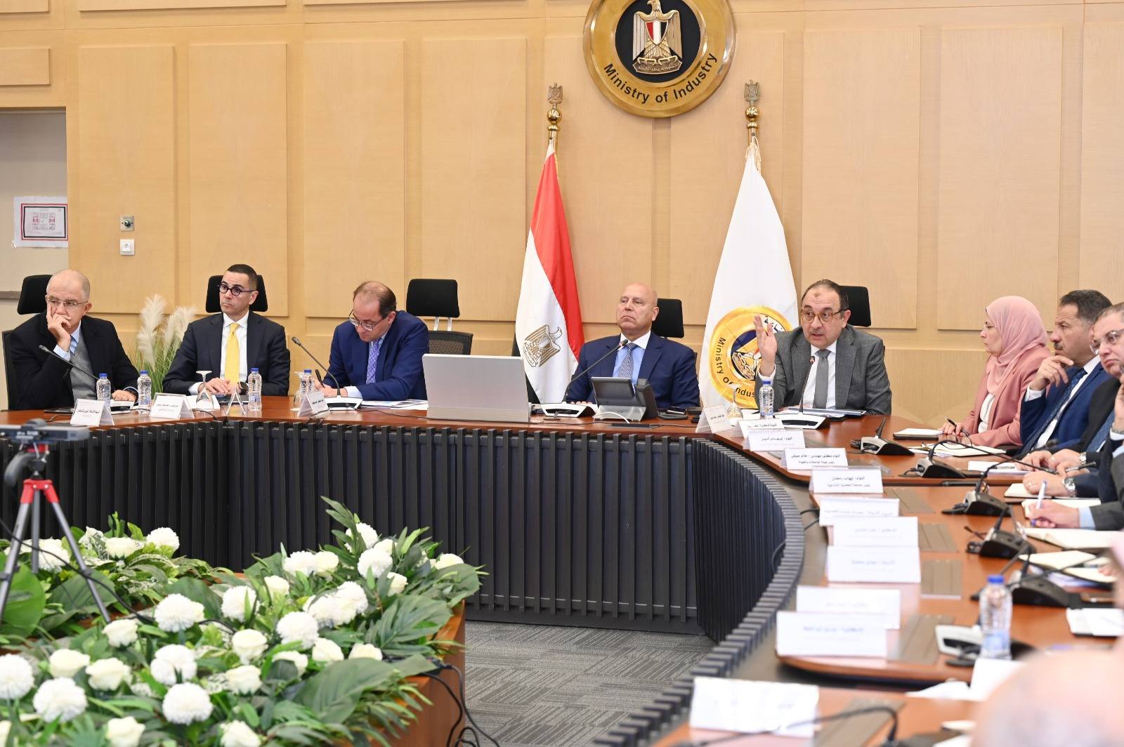 بحث سبل تعميق التصنيع المحلي وتقليل فاتورة الواردات