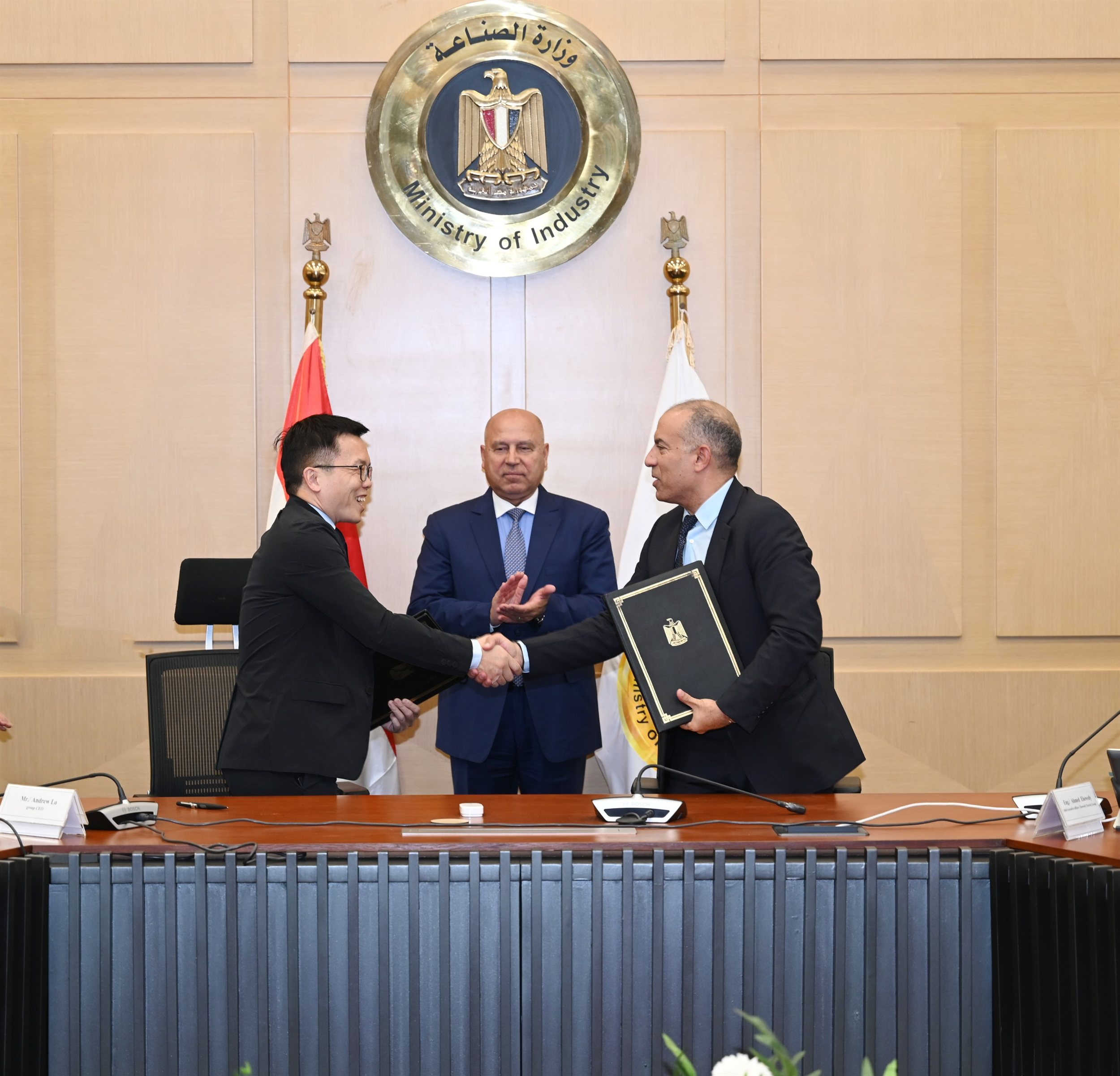 توقيع عقد إنشاء مجمع صناعي متكامل للغزل والنسيج