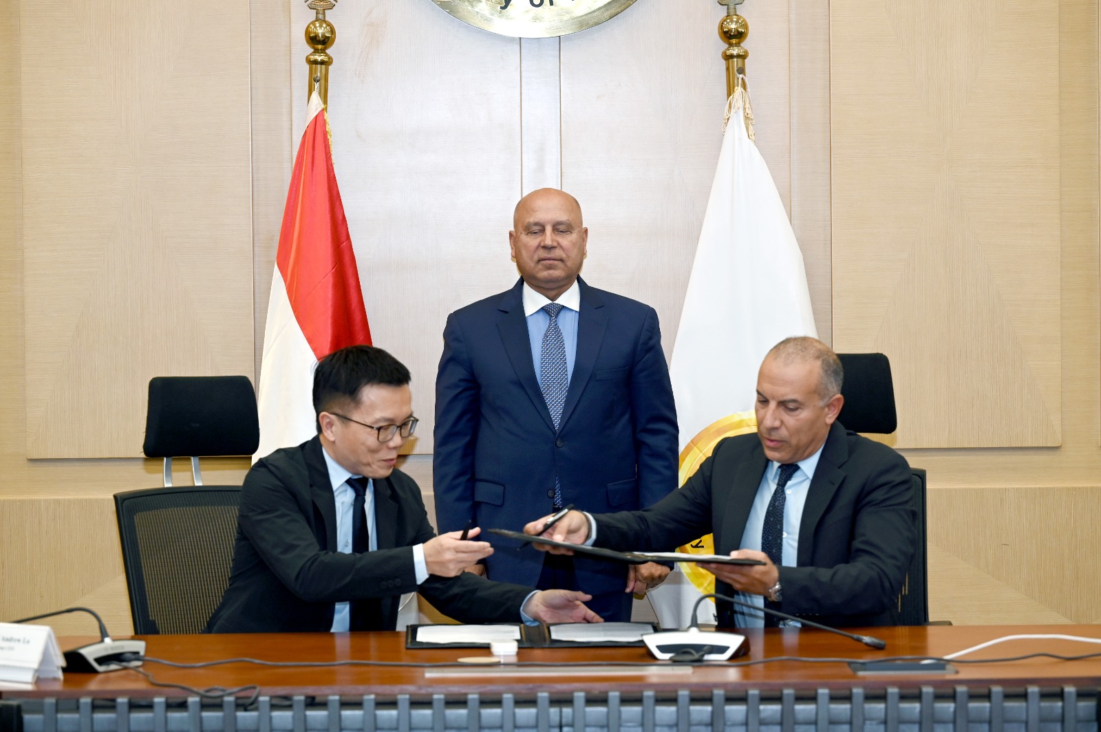 توقيع عقد إنشاء مجمع صناعي متكامل للغزل والنسيج