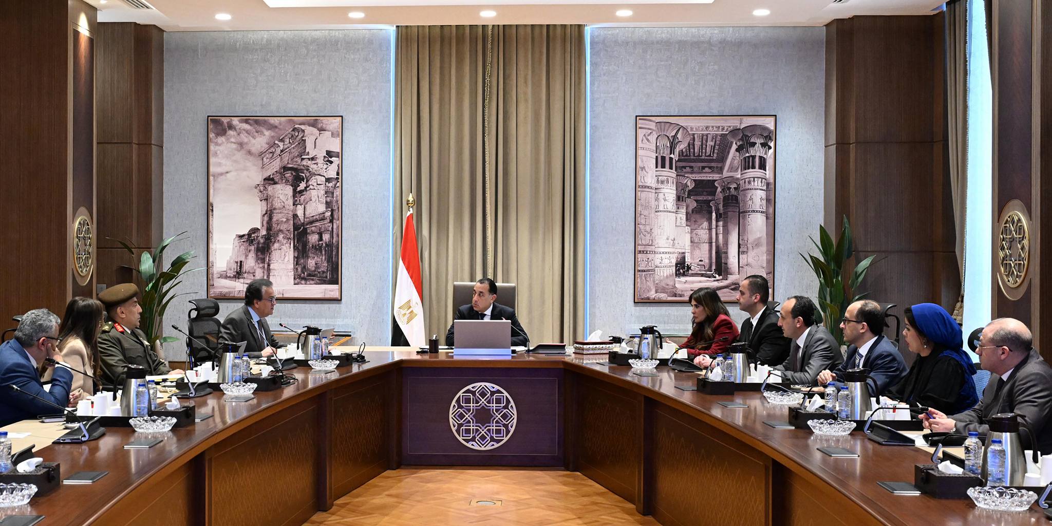 رئيس مجلس الوزراء يجتمع مع وزير الصحة والسكان