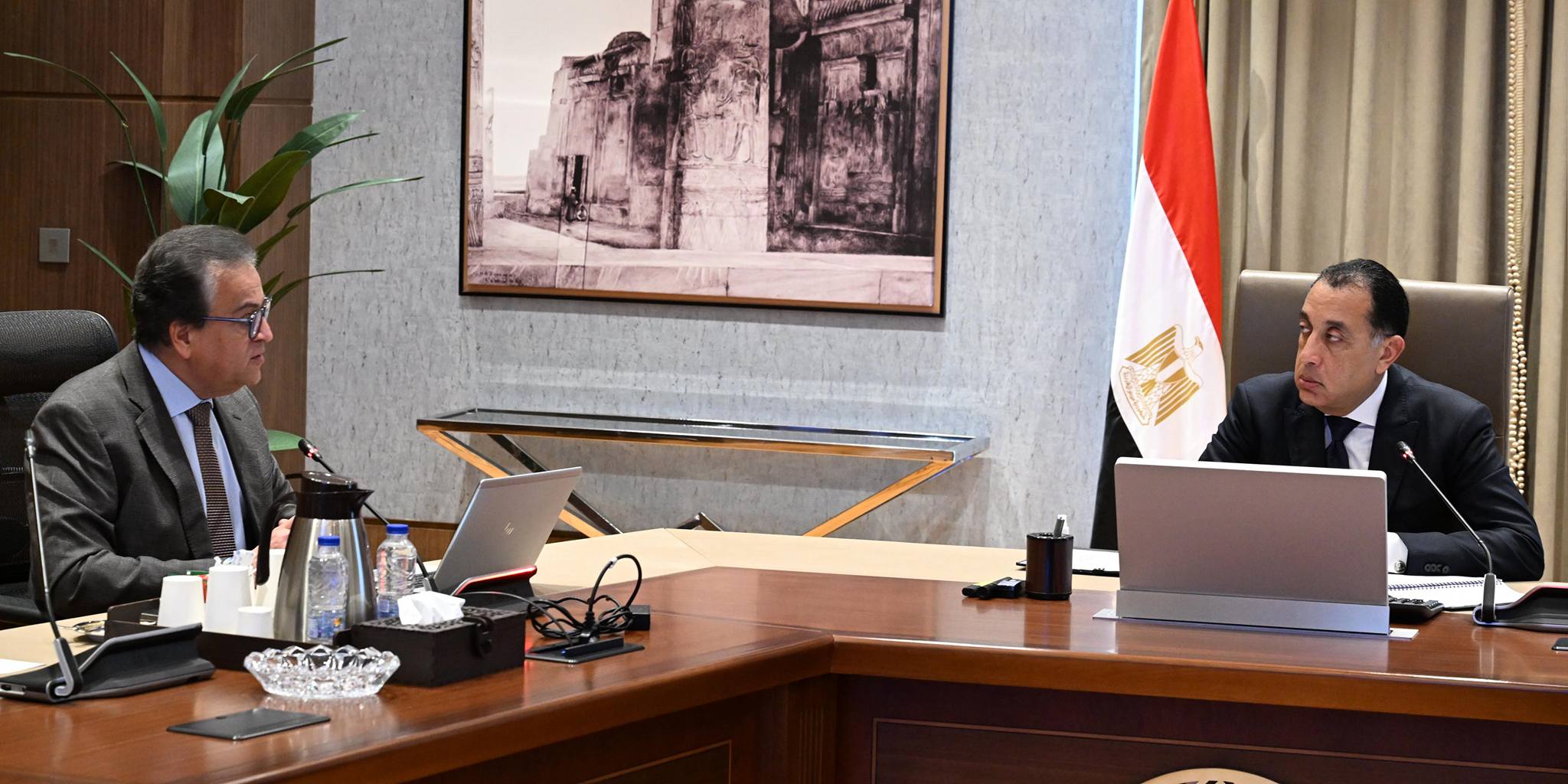 رئيس مجلس الوزراء يجتمع مع وزير الصحة والسكان